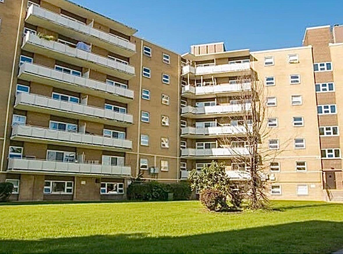 32 Carluke Crescent 103, Toronto C12, ON M2L 2J3