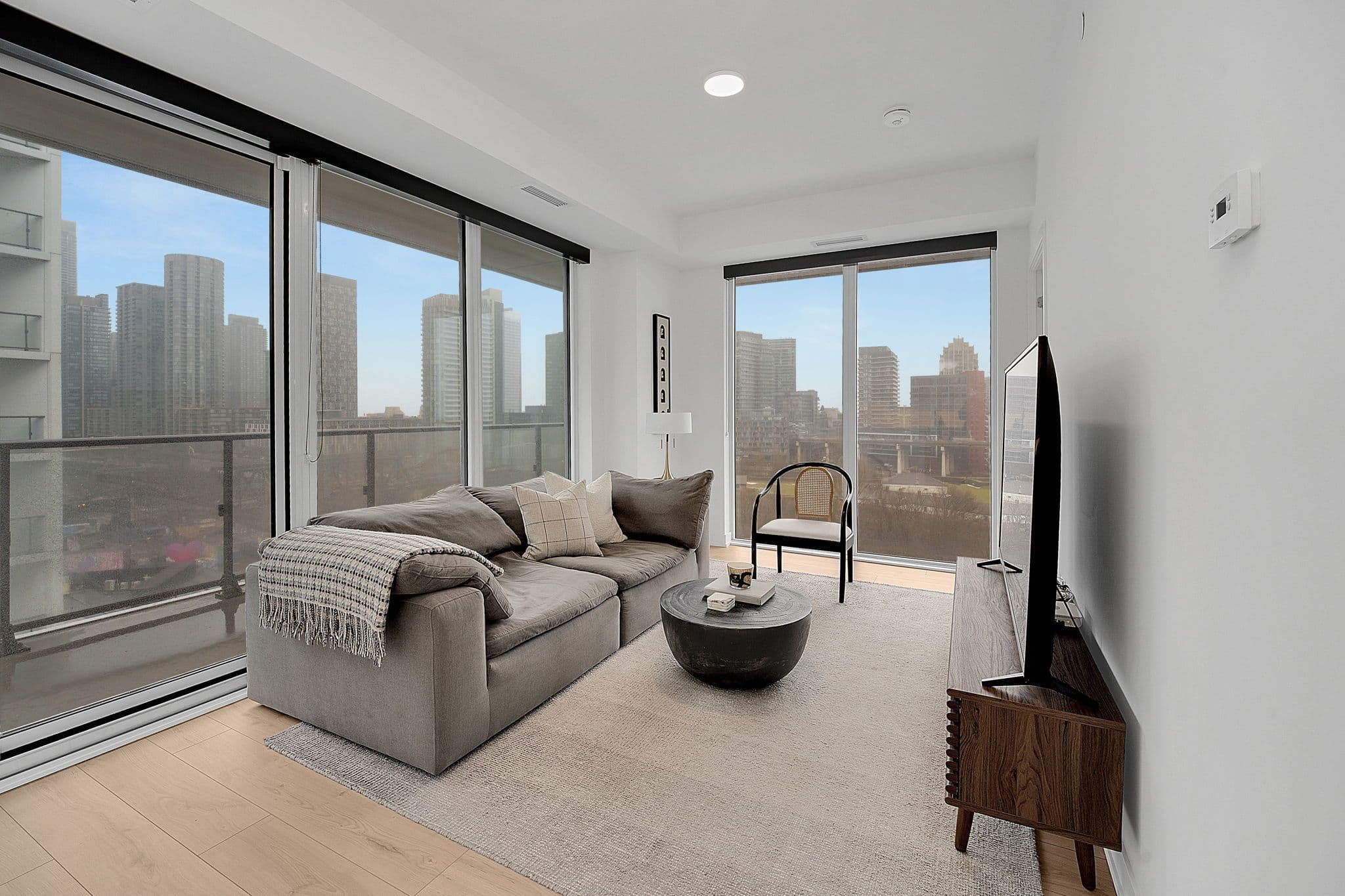 9 Tecumseth Street 902, Toronto C01, ON M5G 3V4