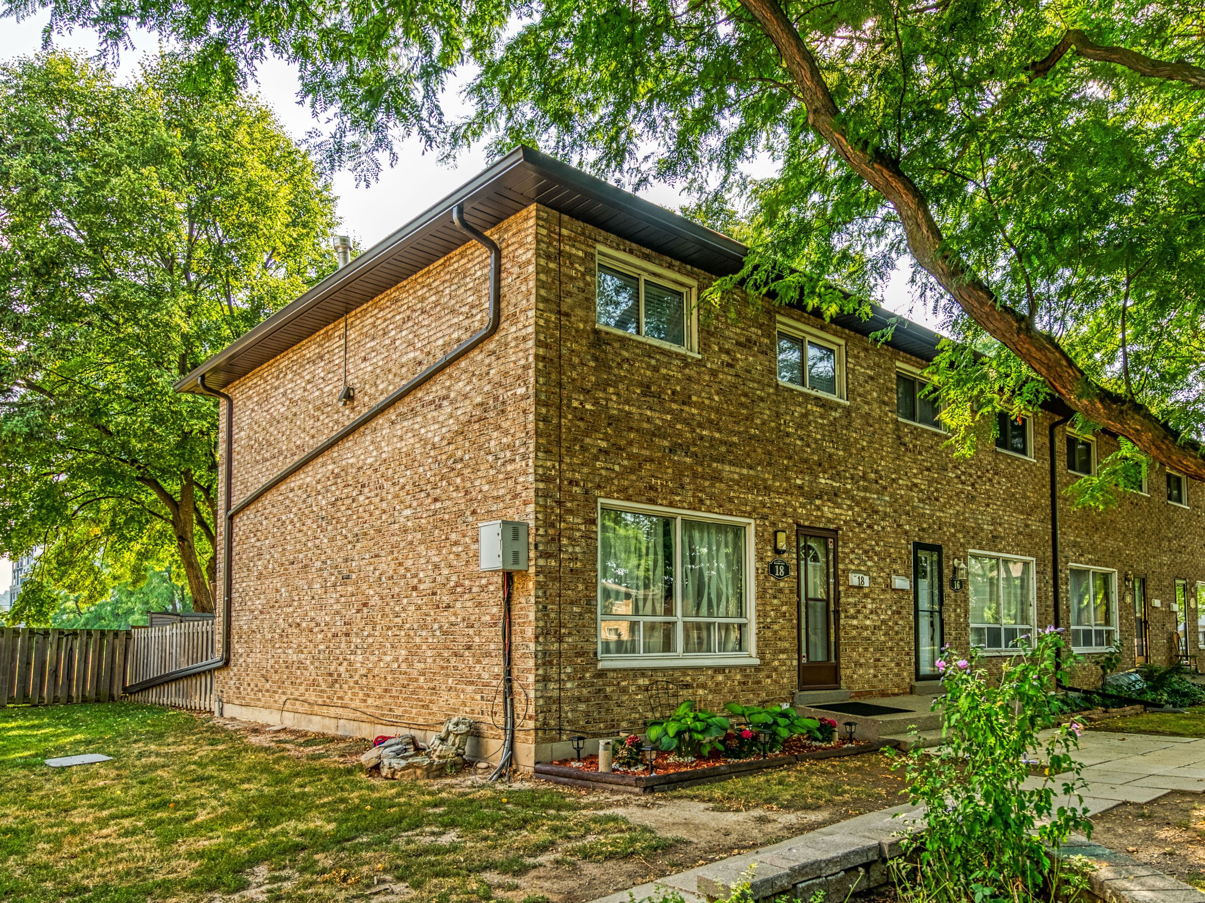 18 Riverdale Drive, Hamilton, ON L8E 1J8