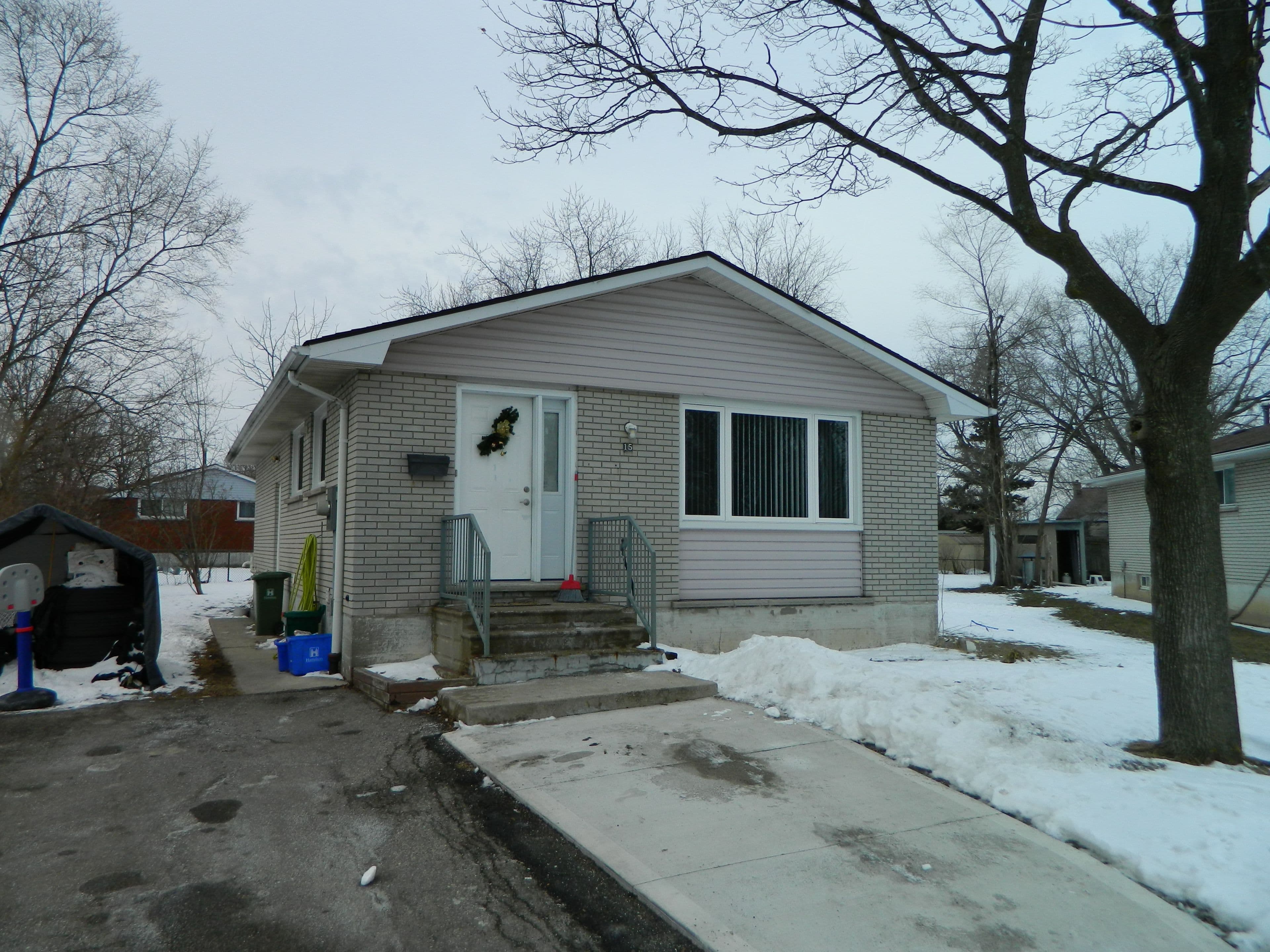 15 Michael Avenue Lower, Hamilton, ON L8T 2Y2