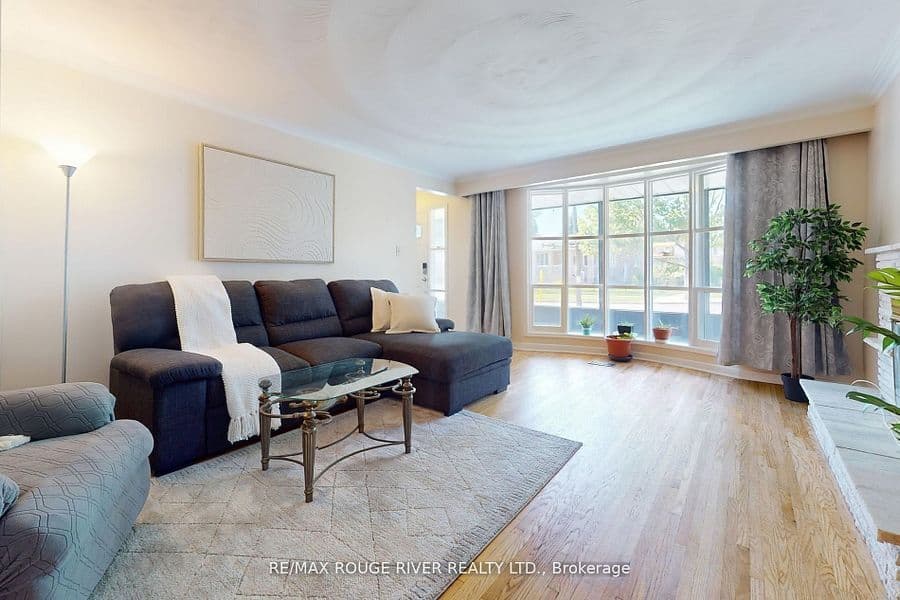 18 Darlingside Drive, Toronto E10, ON M1E 3N8