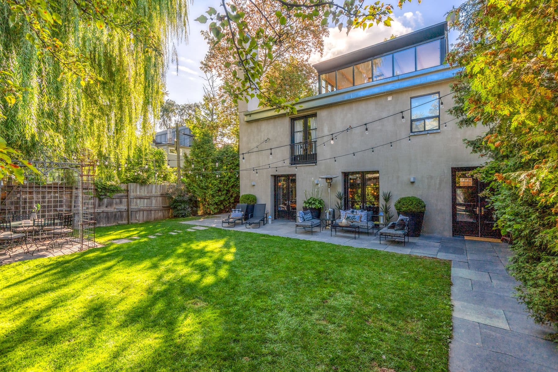 9 Peyton Lane, Toronto E01, ON M4M 3B5