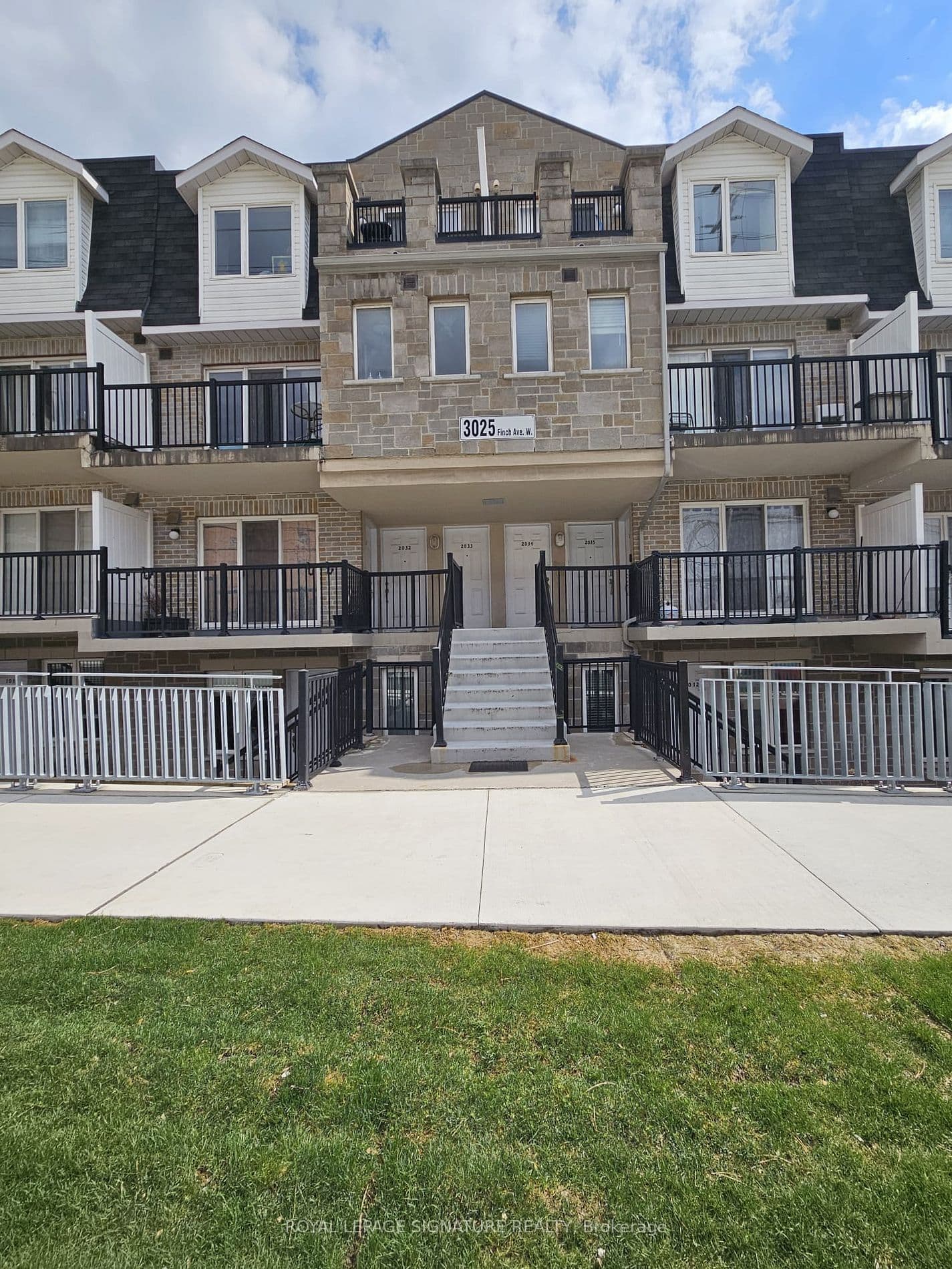 3025 Finch Avenue W 2033, Toronto W05, ON M9M 0A2