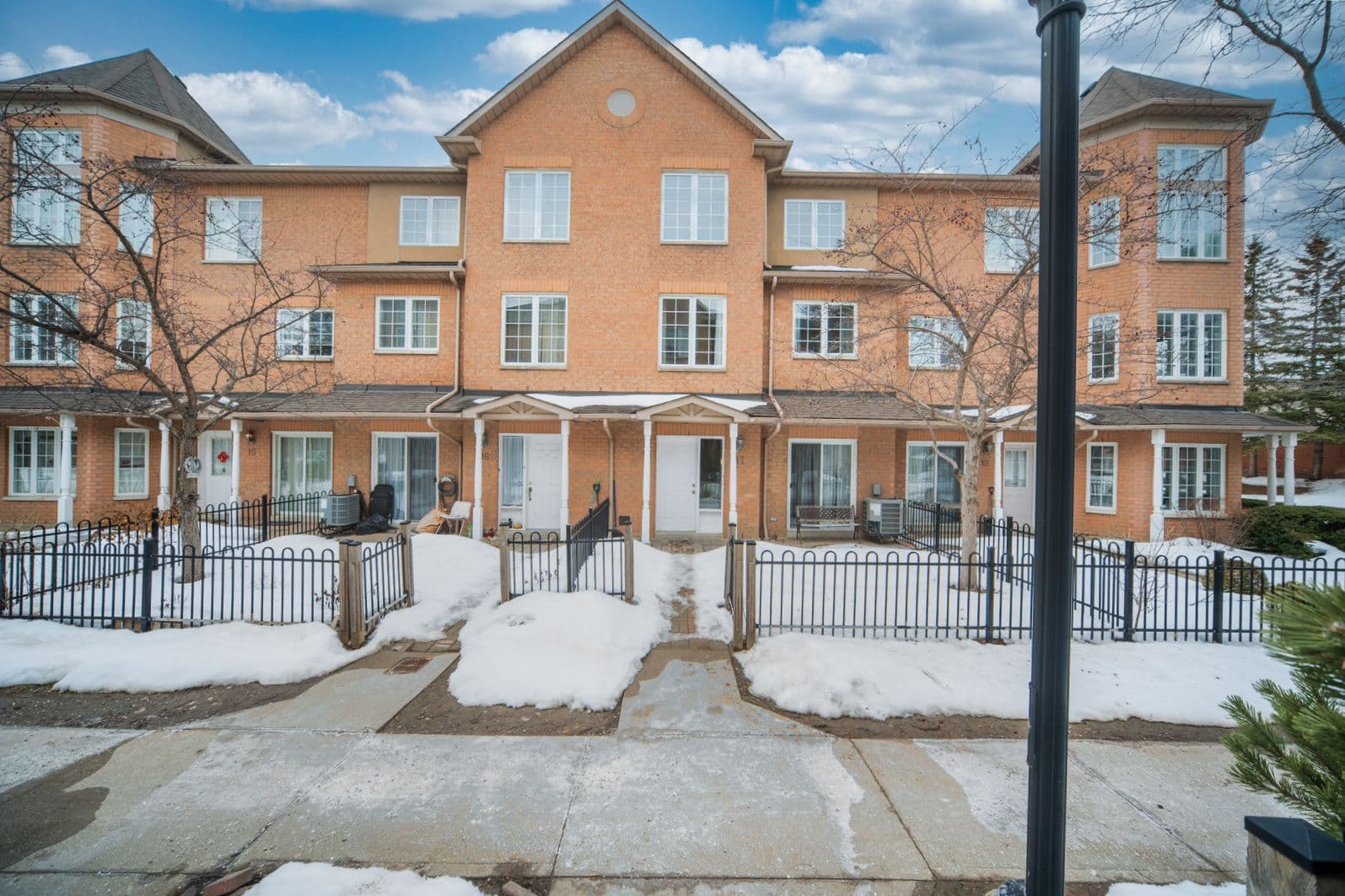 12 St Moritz Way 17, Markham, ON L3R 4E8