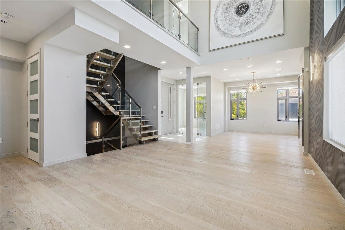 4 Sunrow Gate, Hamilton, ON L8E 5C1