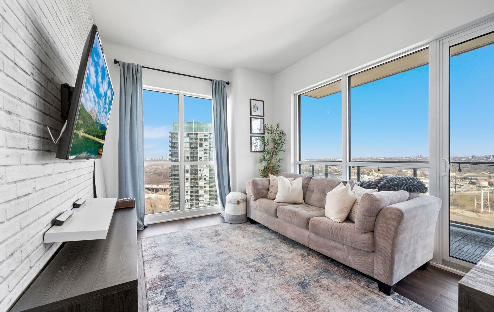 10 Park Lawn Road 2407, Toronto W06, ON M8V 0H9