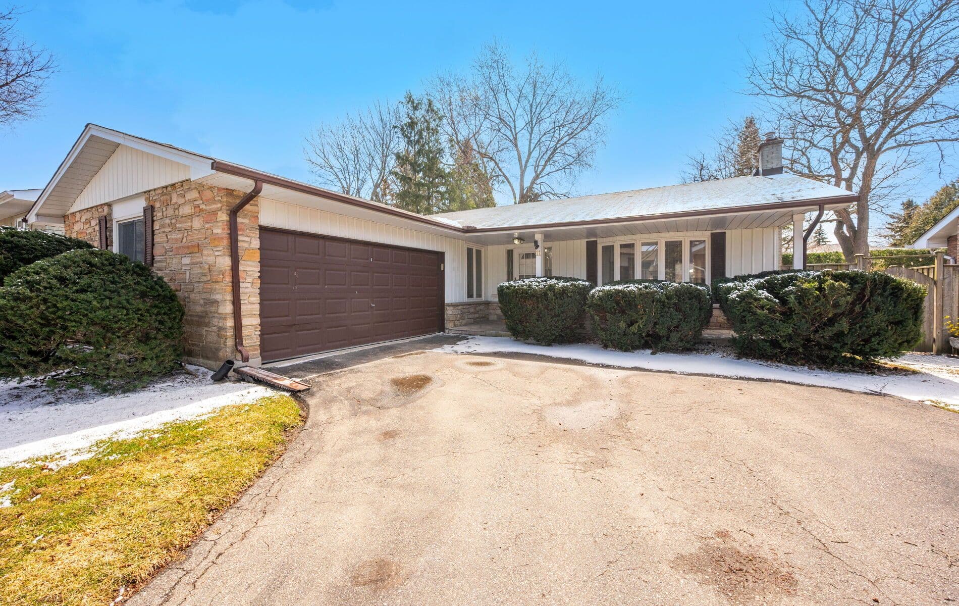 11 Glenview Drive, Aurora, ON L4G 2G7