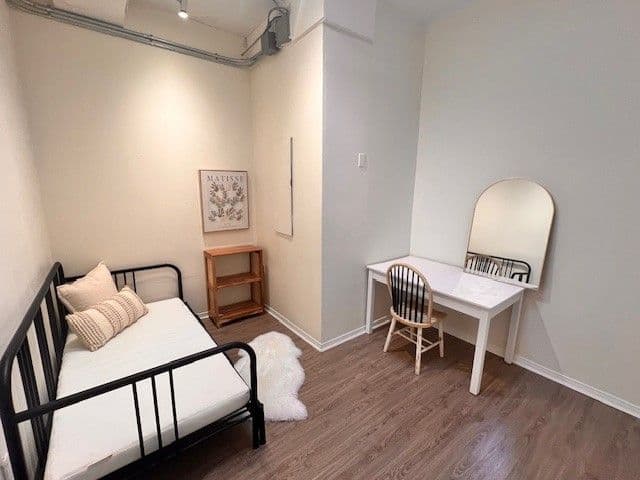 605 Bloor Street Room 1, Toronto C01, ON M6G 1K5