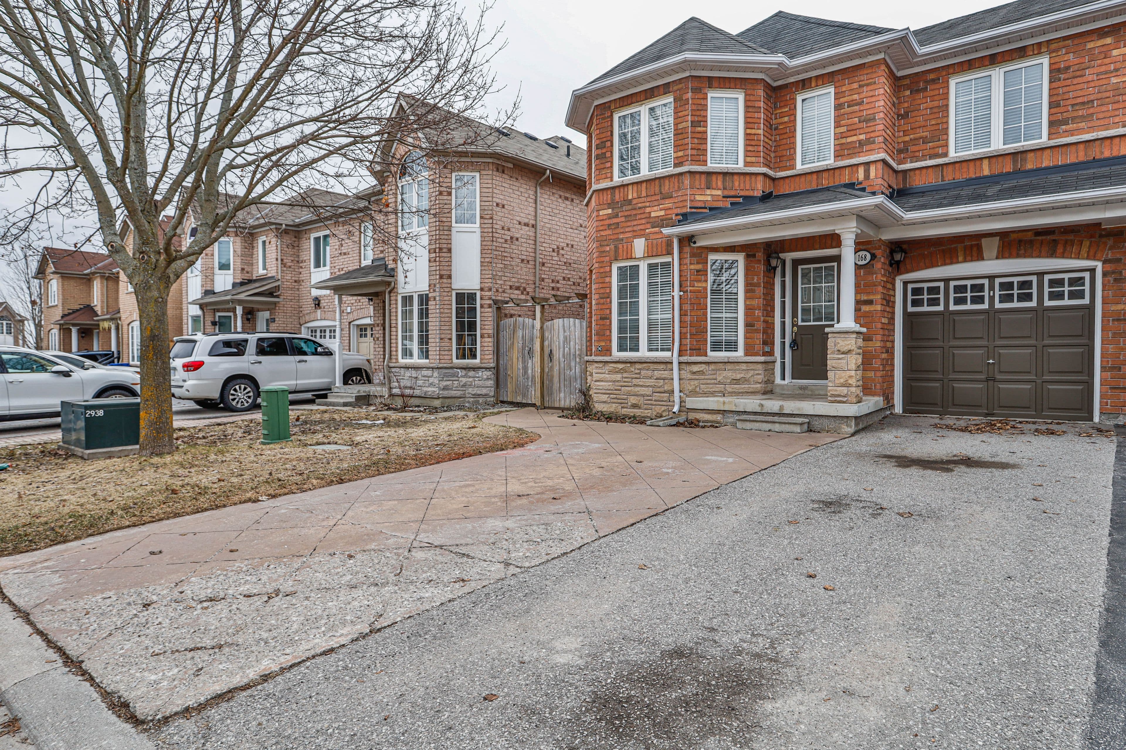 168 Wainscot Avenue Main, Newmarket, ON L3X 2X4