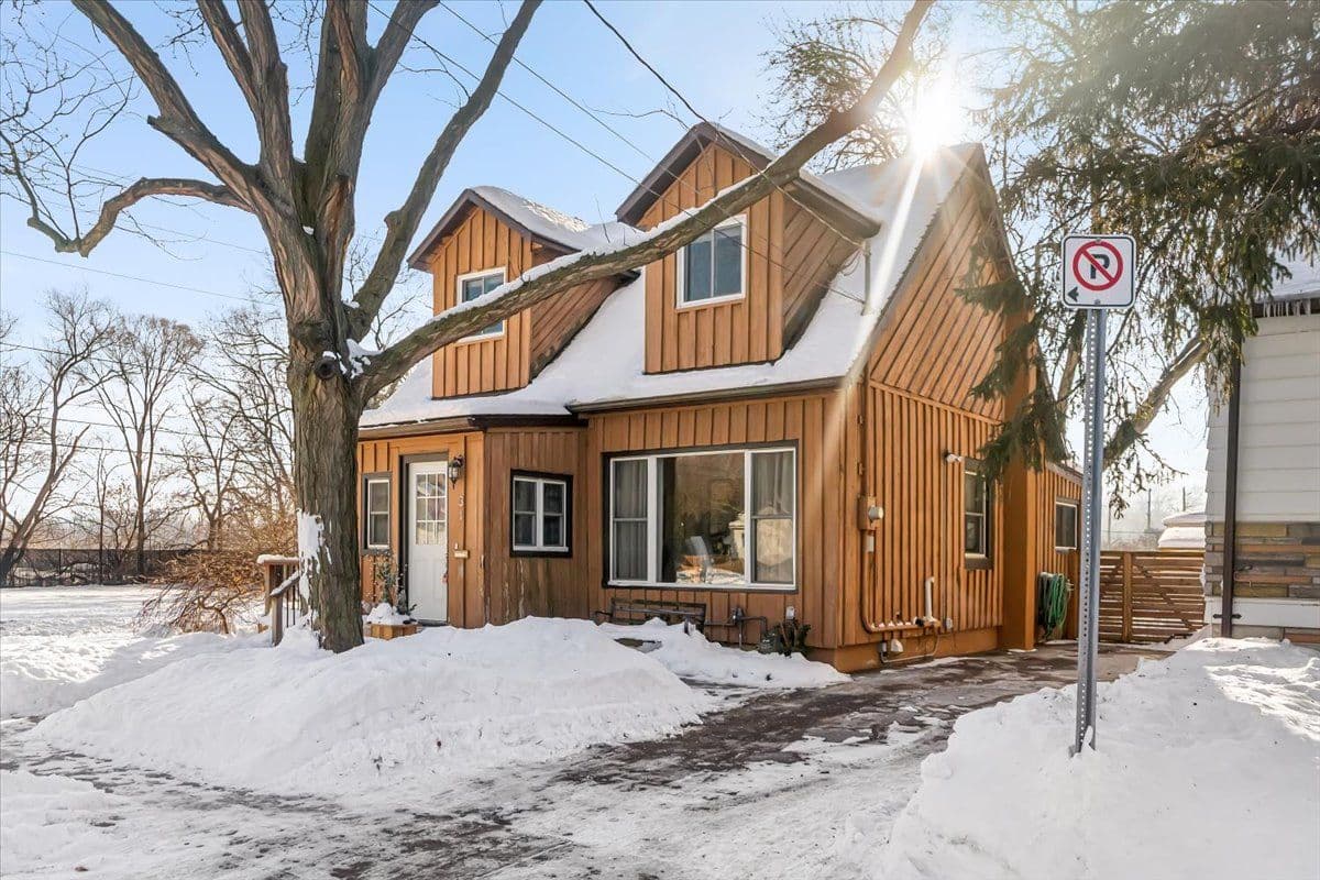 31 Hunter Street, Hamilton, ON L9H 1E5