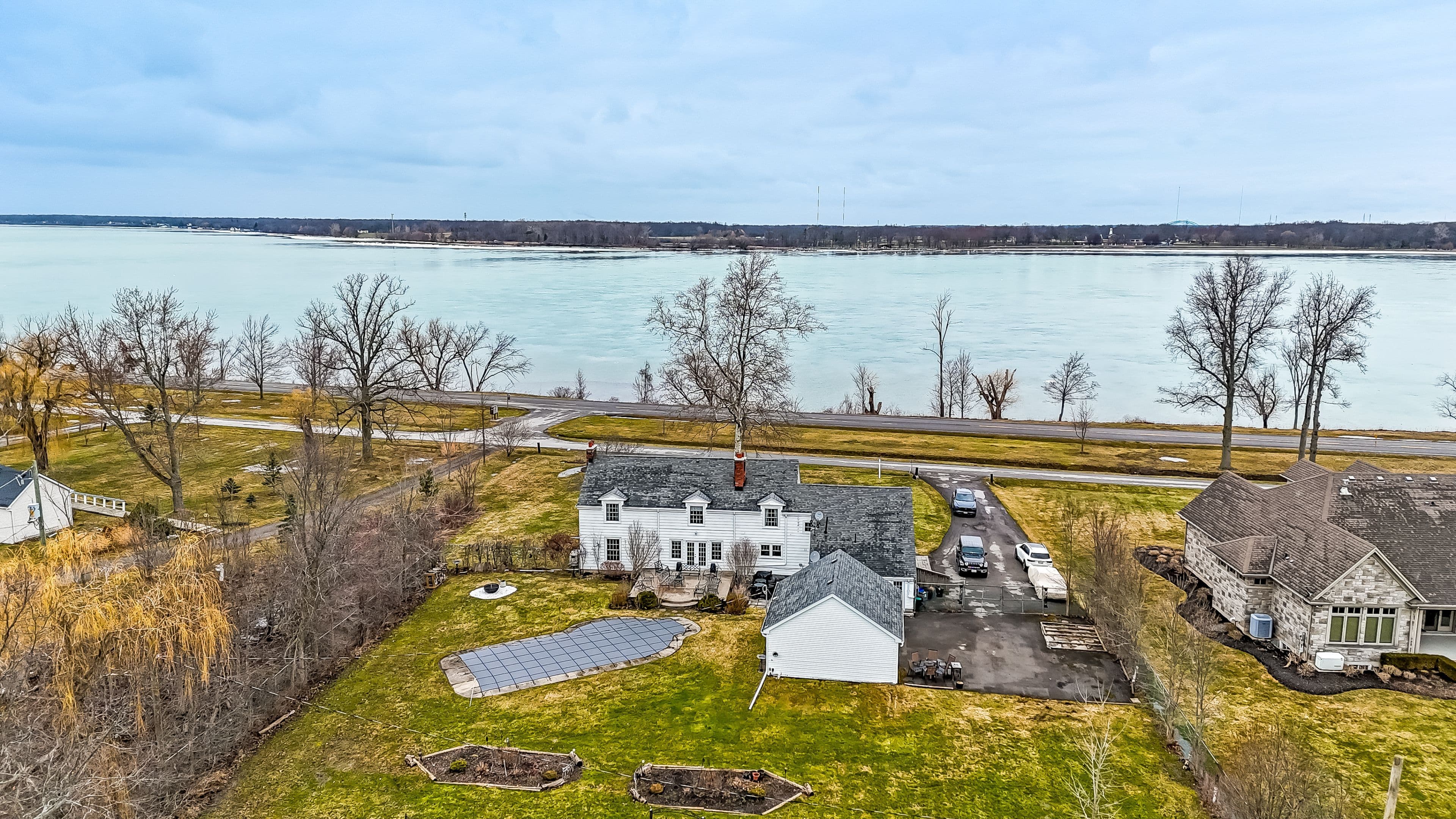 1927 Niagara Parkway, Fort Erie, ON L2A 5M4