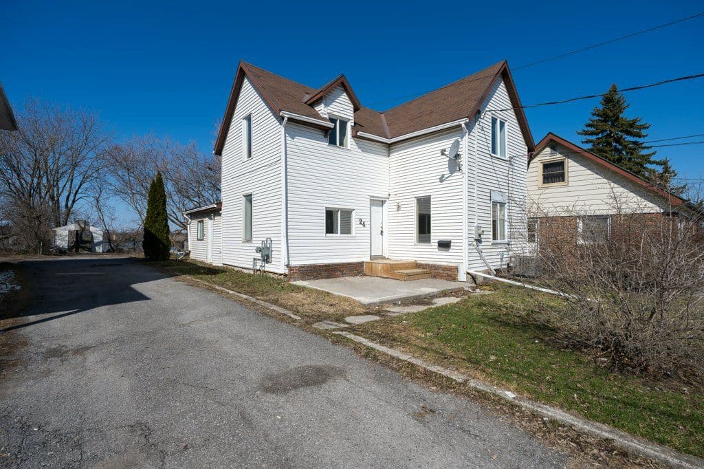 24 Albion Street, Belleville, ON K8N 3R8