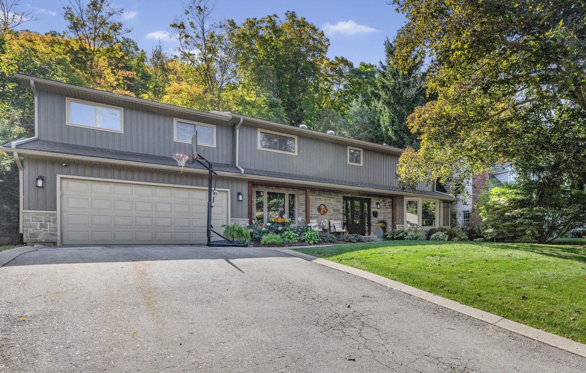 94 Dorchester Drive, Grimsby, ON L3M 1A8