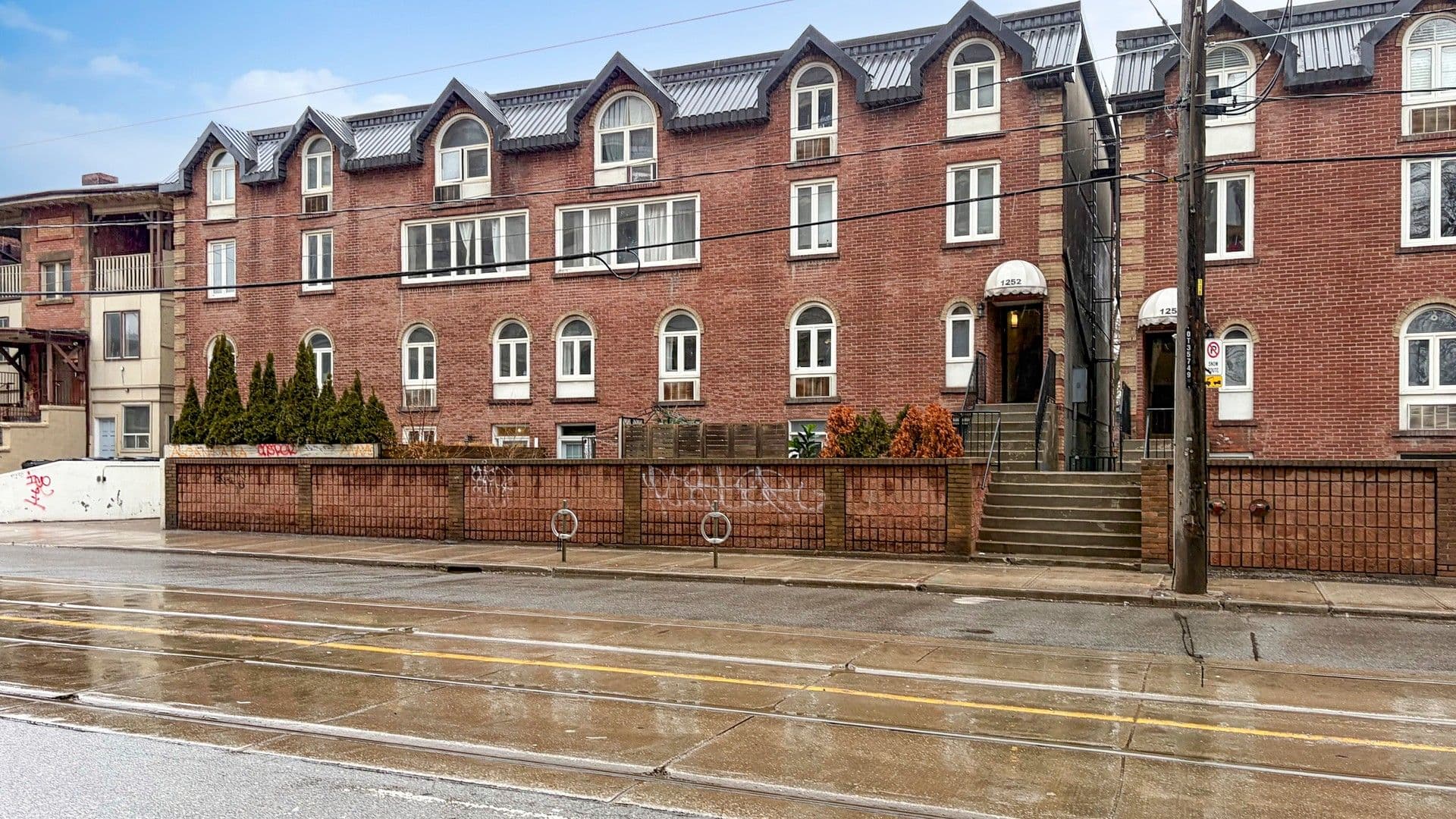 1252 King Street W 12, Toronto W01, ON M6K 1G5