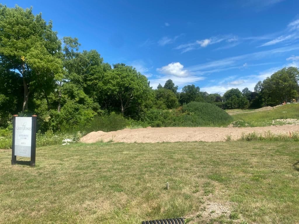 15 HAUSER Place, Hamilton, ON L9H 5A4