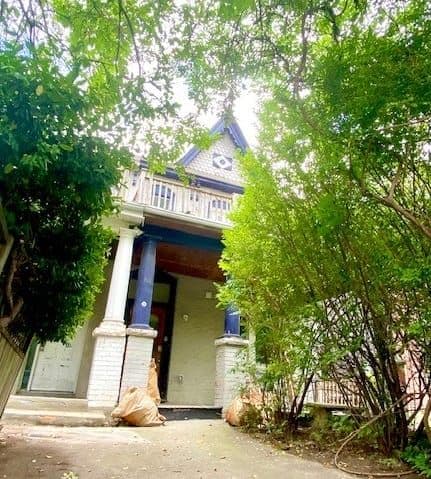 157 Huron Street 3, Toronto C01, ON M5T 2B6