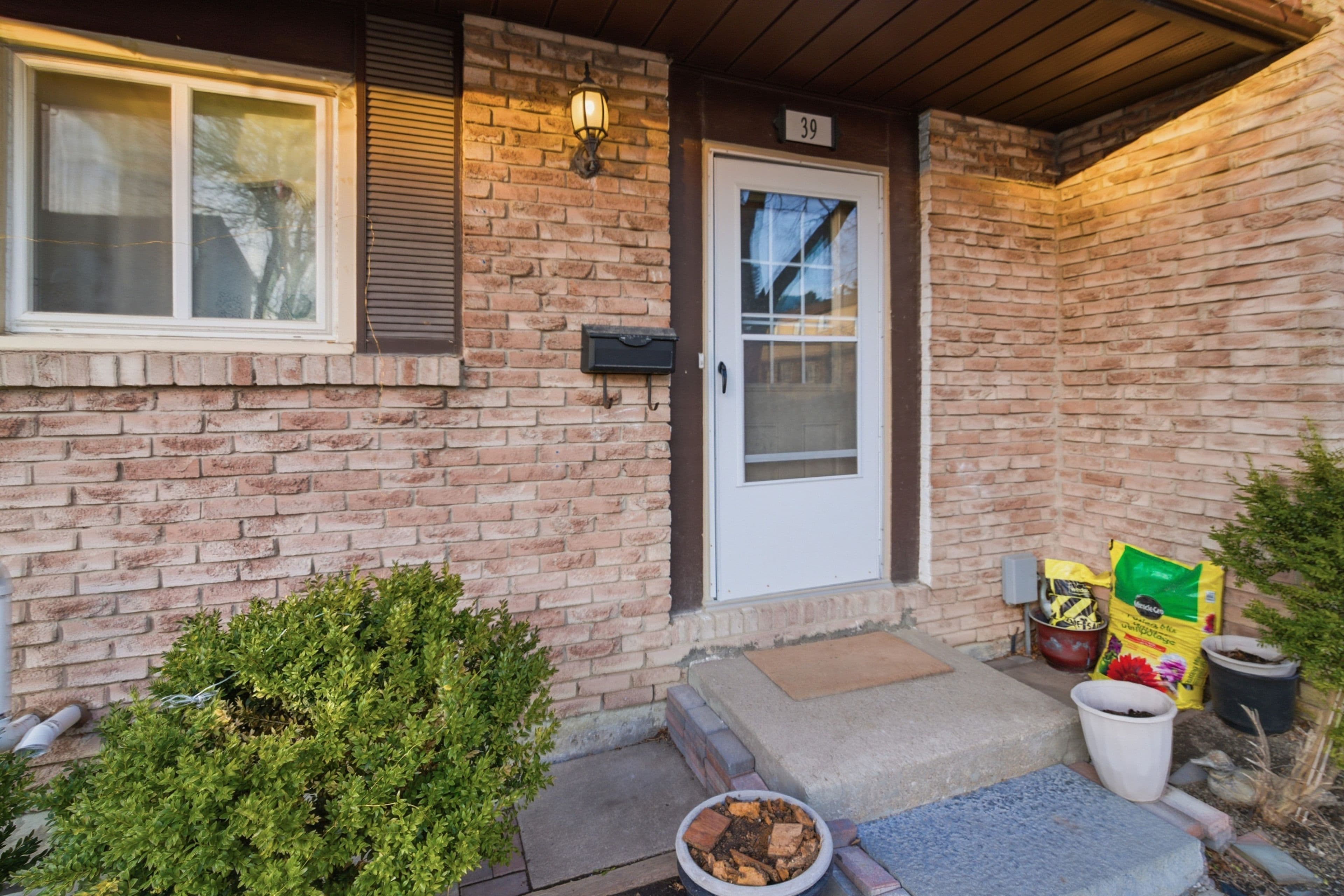 45 Hansen Road N 39, Brampton, ON L6V 3C5