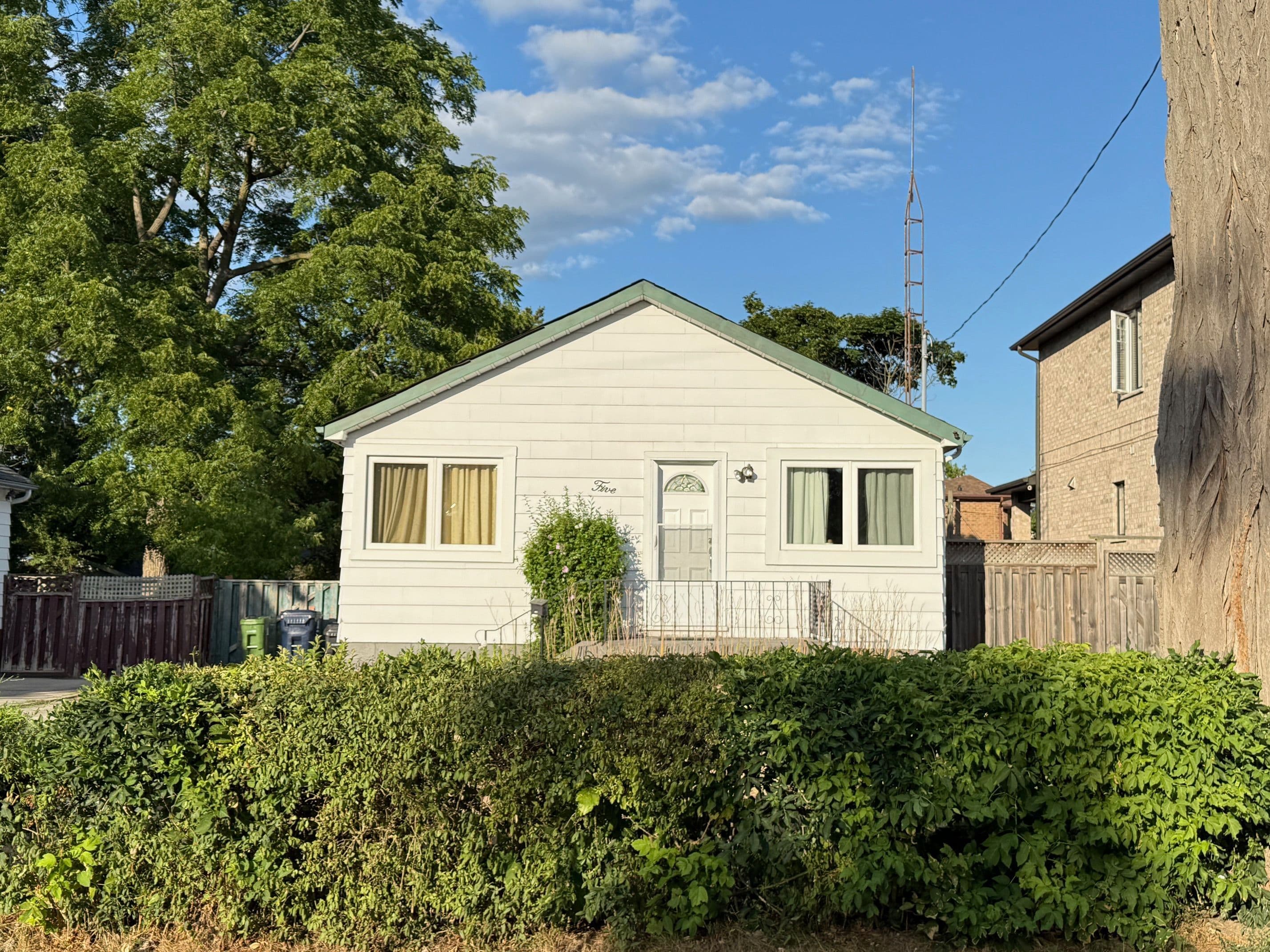 5 Weir Crescent, Toronto E10, ON M1E 3A8