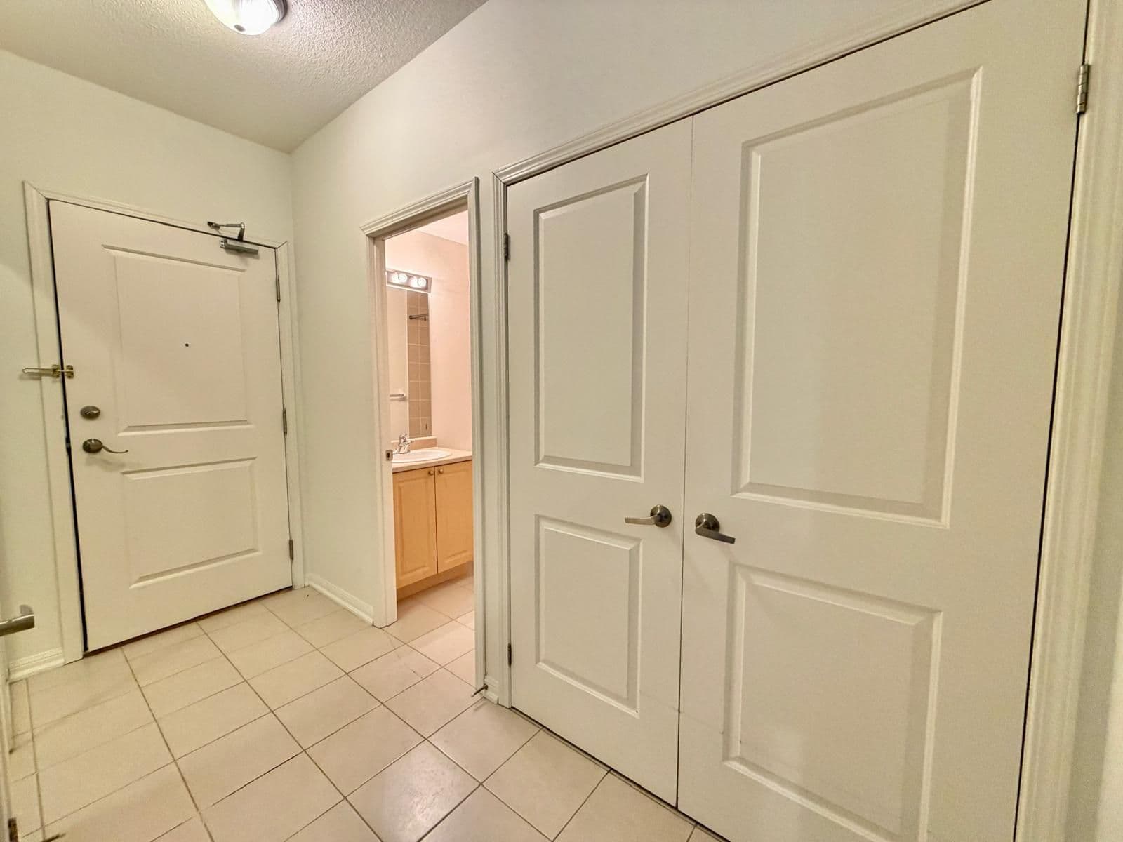 5 Sidney Lane 211, Clarington, ON L1C 0N6