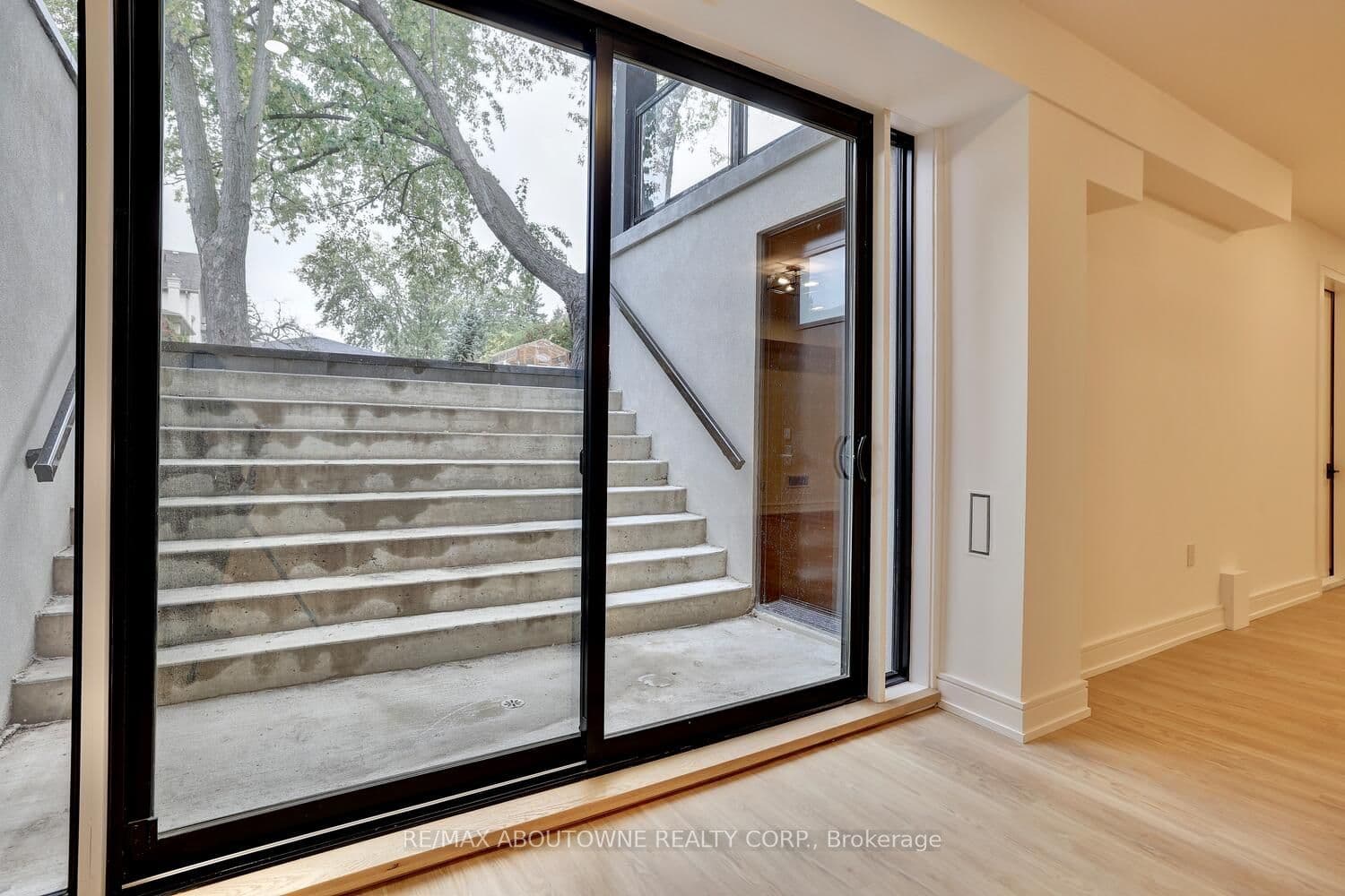 2556 Glengarry Road, Mississauga, ON L5C 1Y3