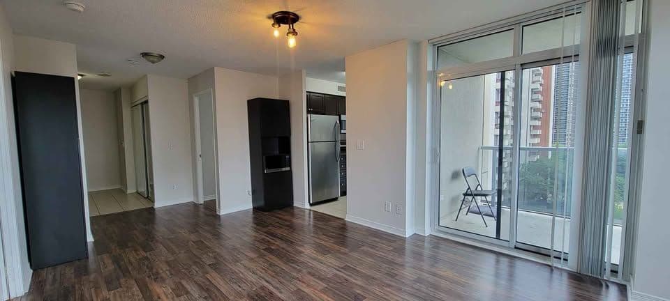 3 Michael Power Place 903, Toronto W08, ON M9A 0A2