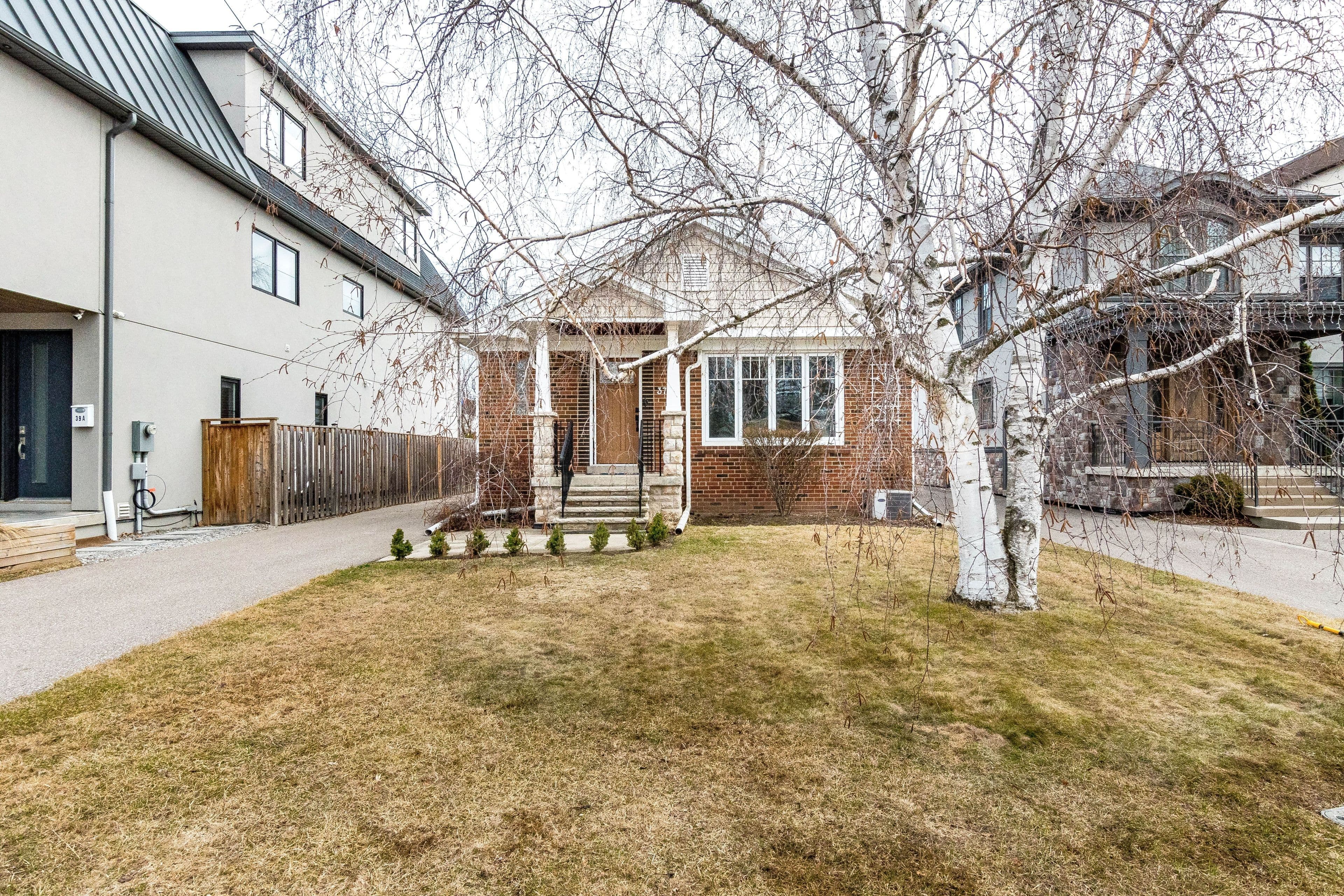 37 Maple Avenue N, Mississauga, ON L5H 2S1