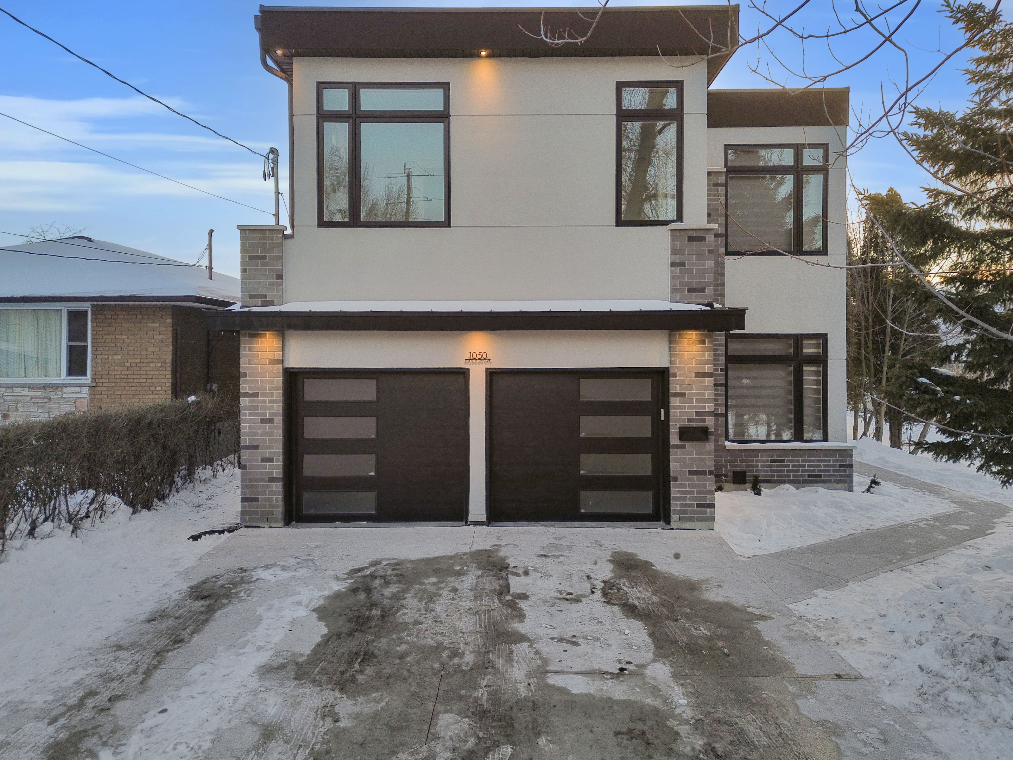 1050 Edgeleigh Avenue, Mississauga, ON L5E 2G1