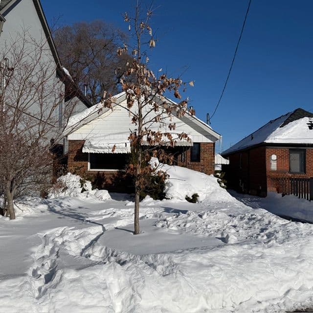 293 Glebemount Avenue Lower, Toronto E03, ON M4C 3V4