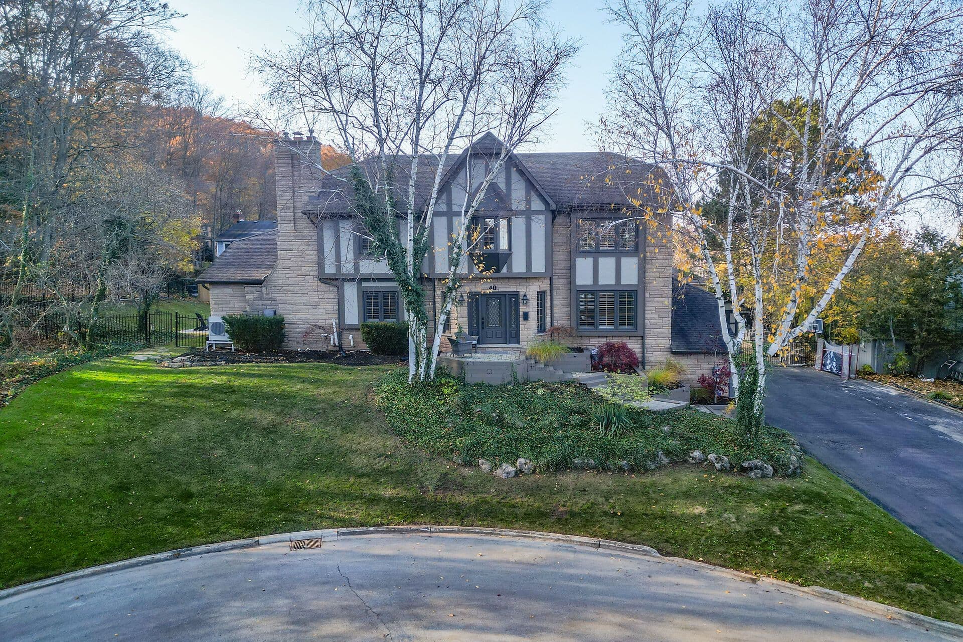 40 Parkwood Road, Grimsby, ON L3M 4K9