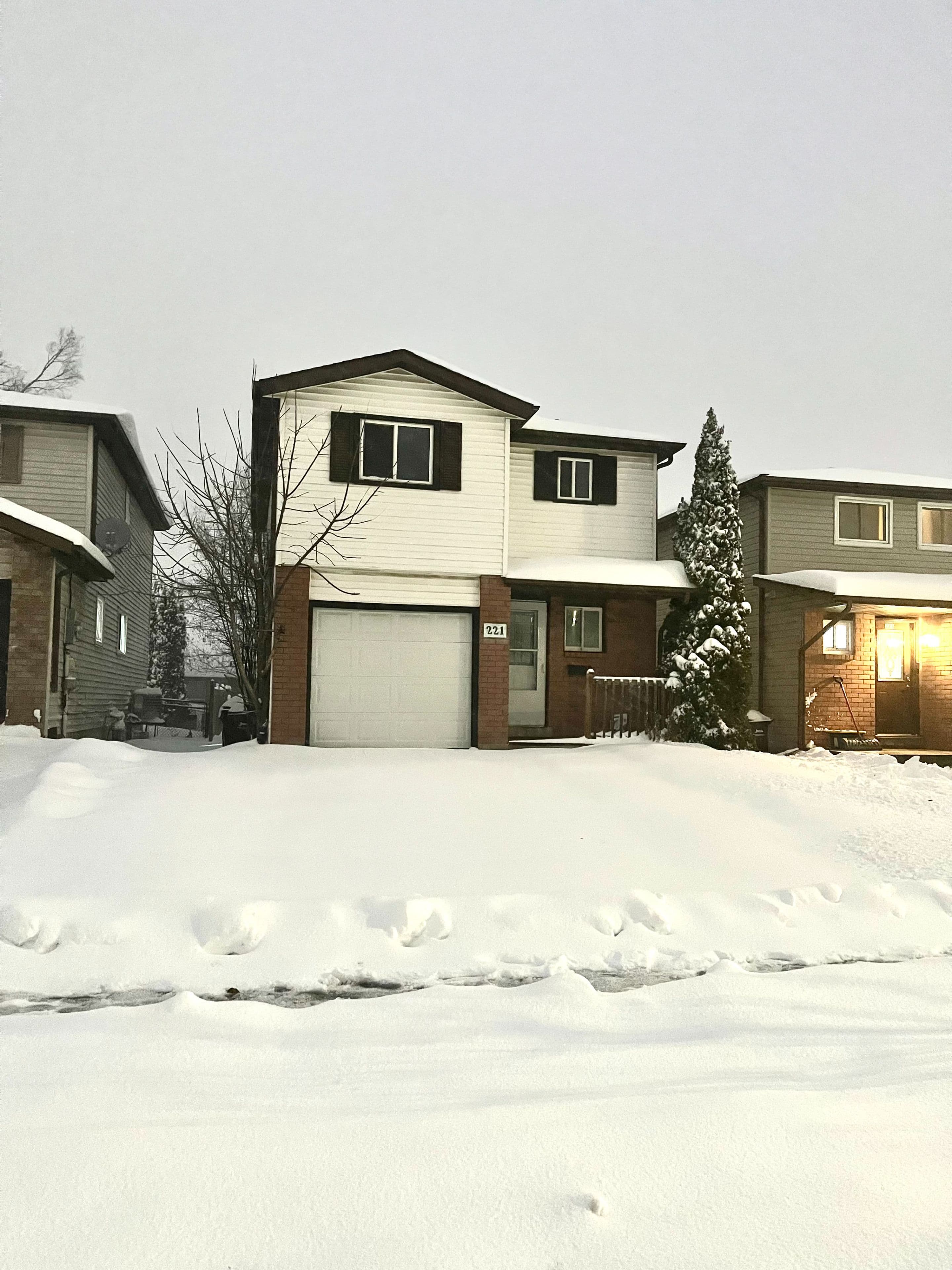 221 Hickling Trail, Barrie, ON L4M 5W6