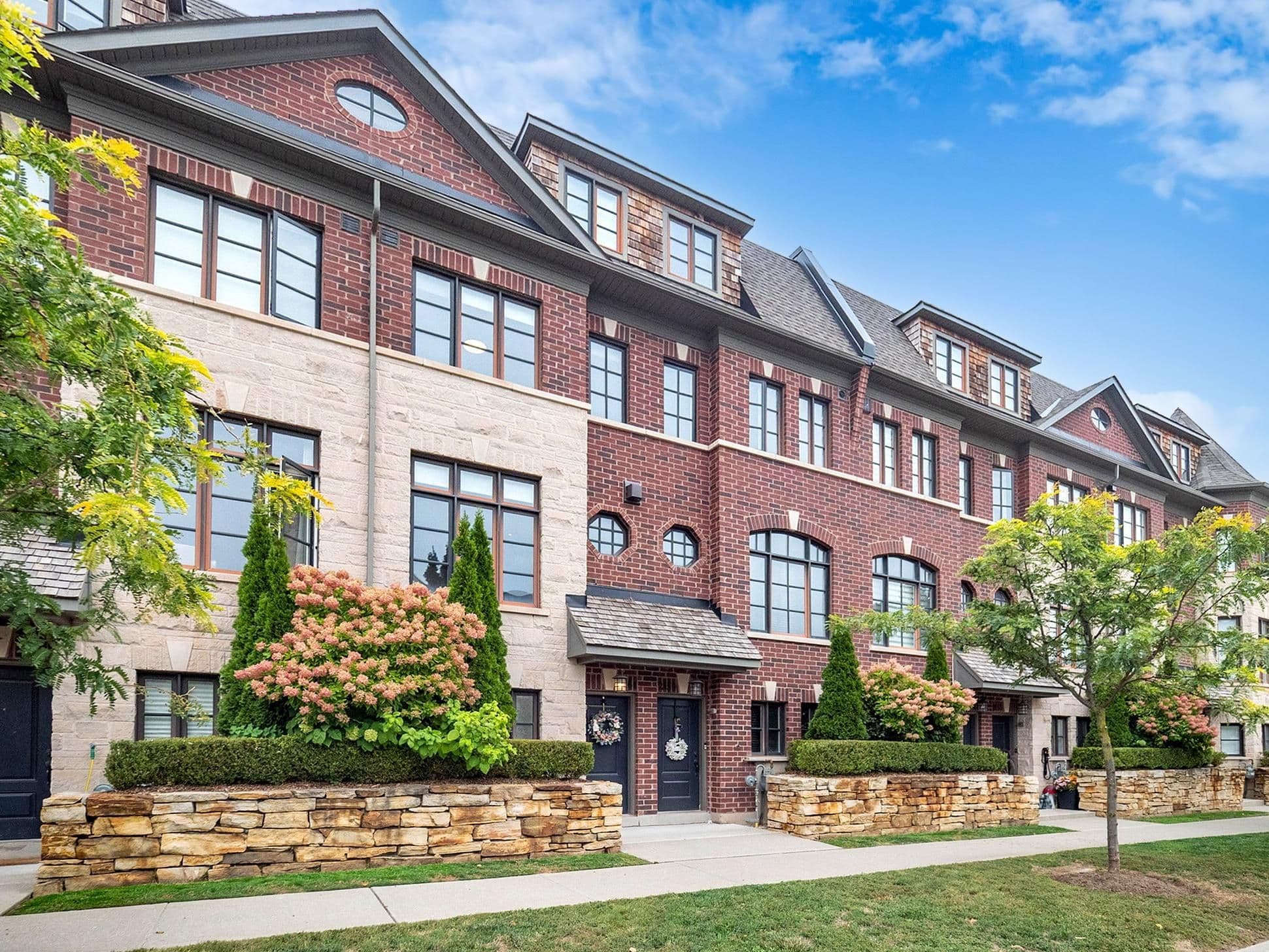 2161 Lillykin Street, Oakville, ON L6H 0N2