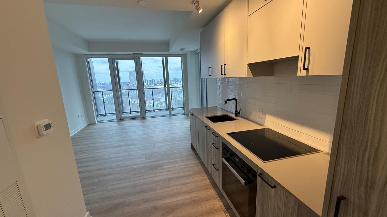 1 QUARRINGTON Lane 1614, Toronto C13, ON M3C 0S4