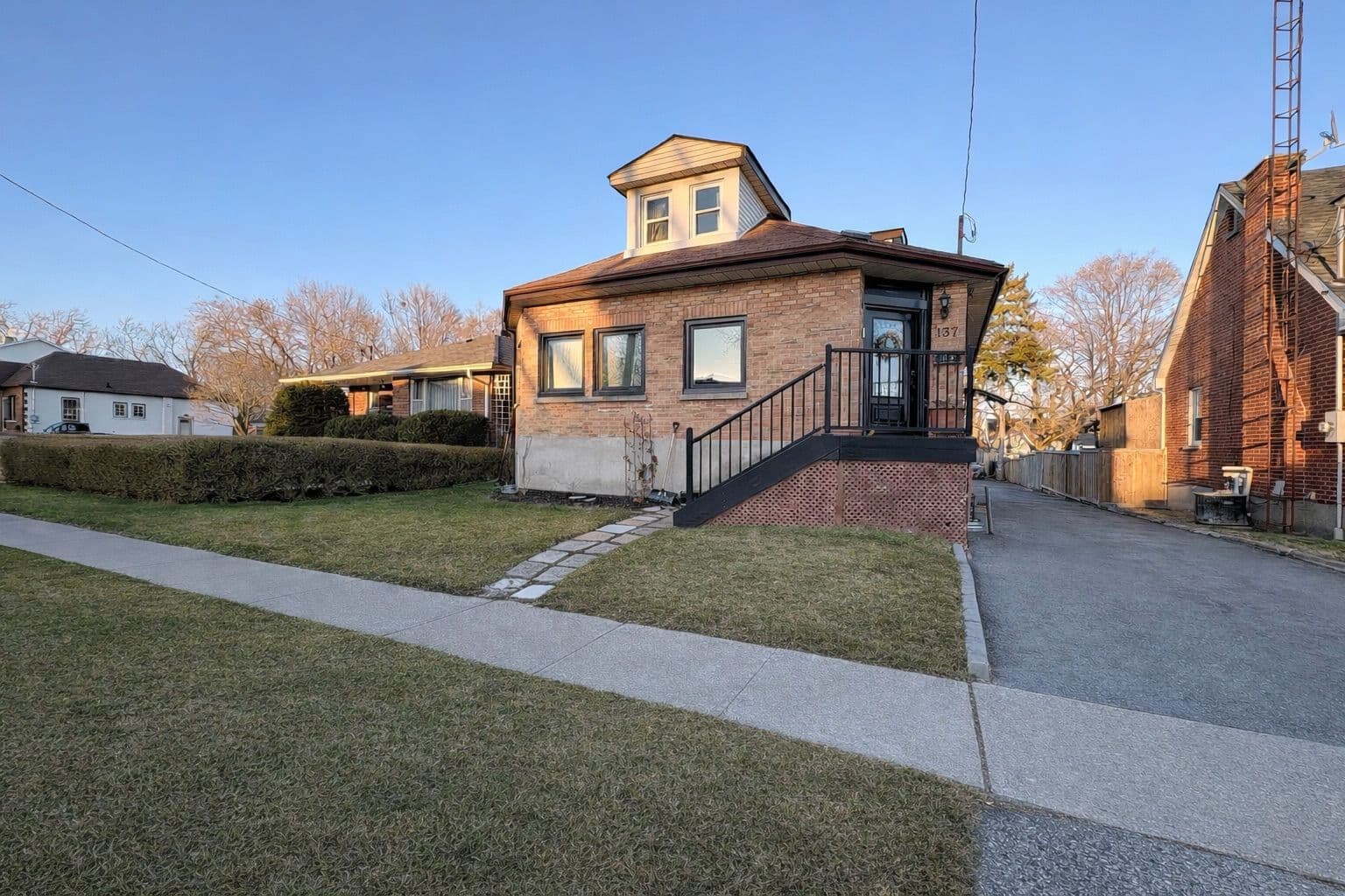 137 Rosehill Boulevard, Oshawa, ON L1J 5G8
