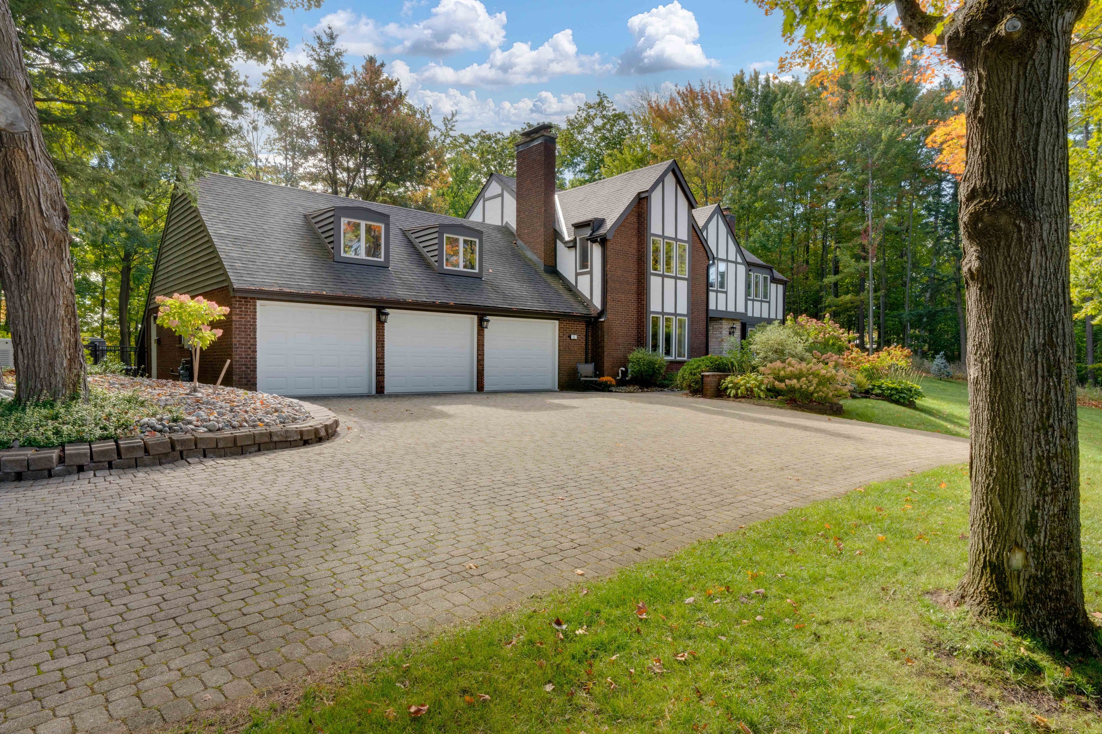 11 Park Trail, Springwater, ON L9X 0L3