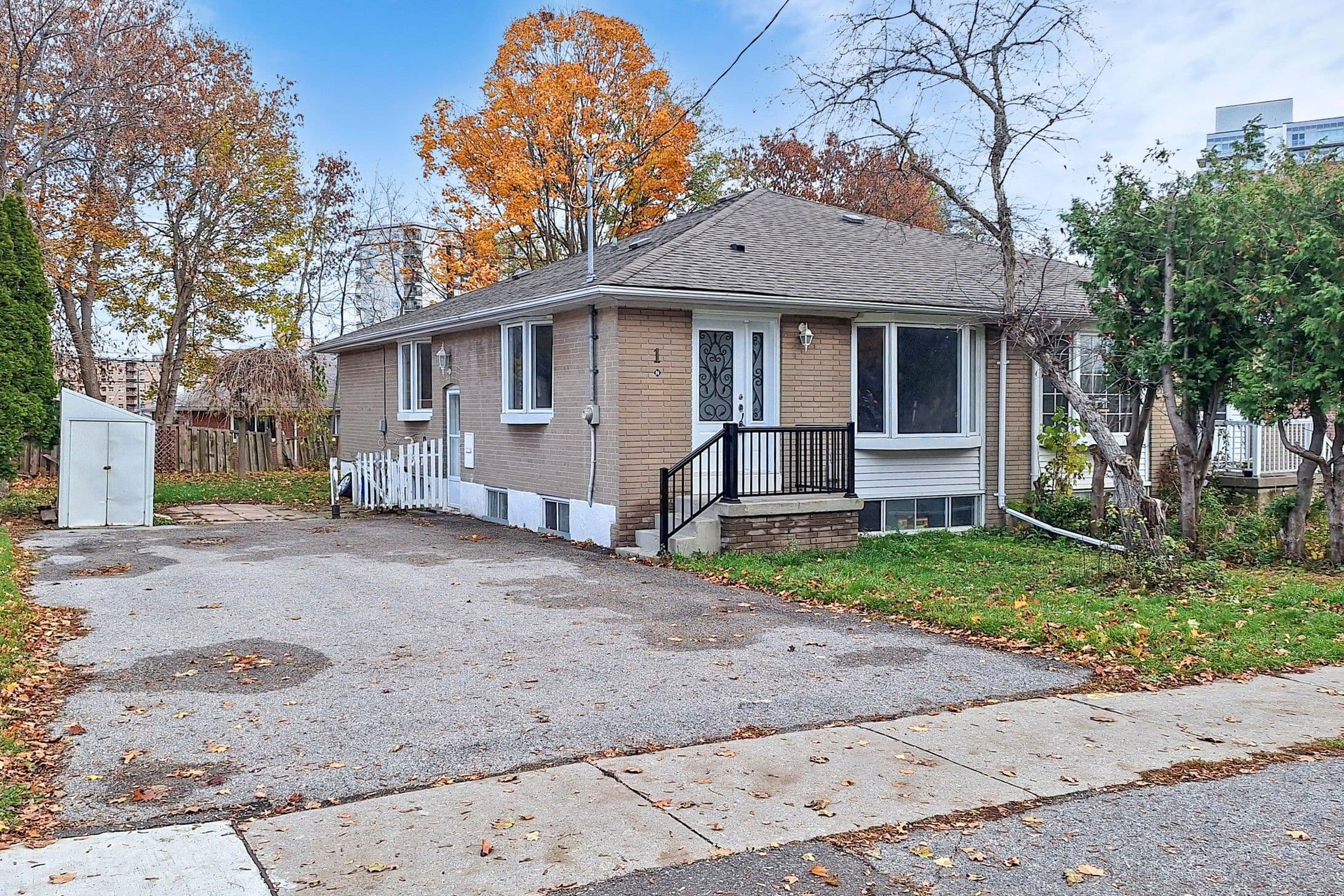 1 Walter Avenue, Newmarket, ON L3Y 2T2