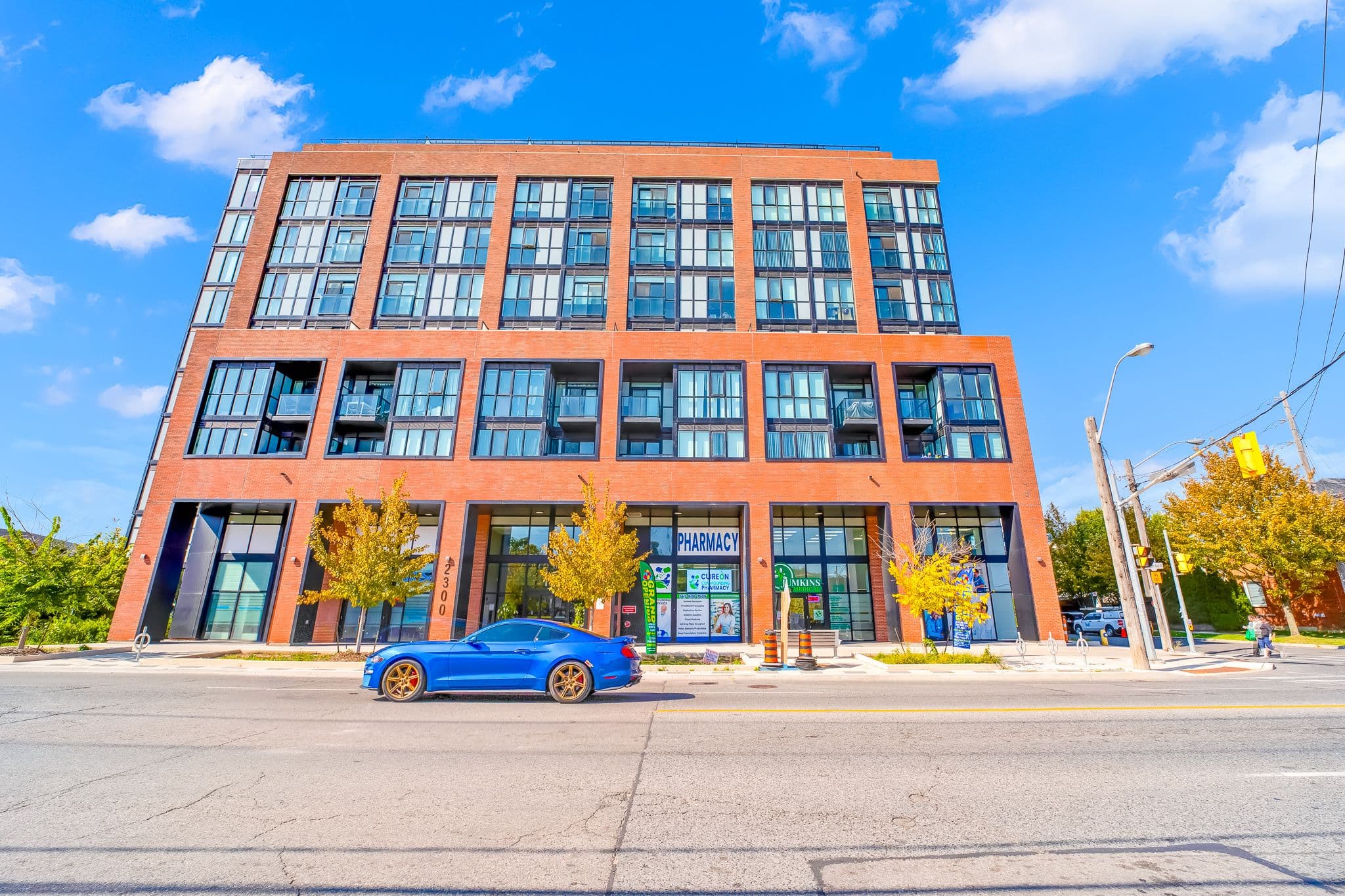 2300 st clair Avenue W 528, Toronto W02, ON M6N 0B3