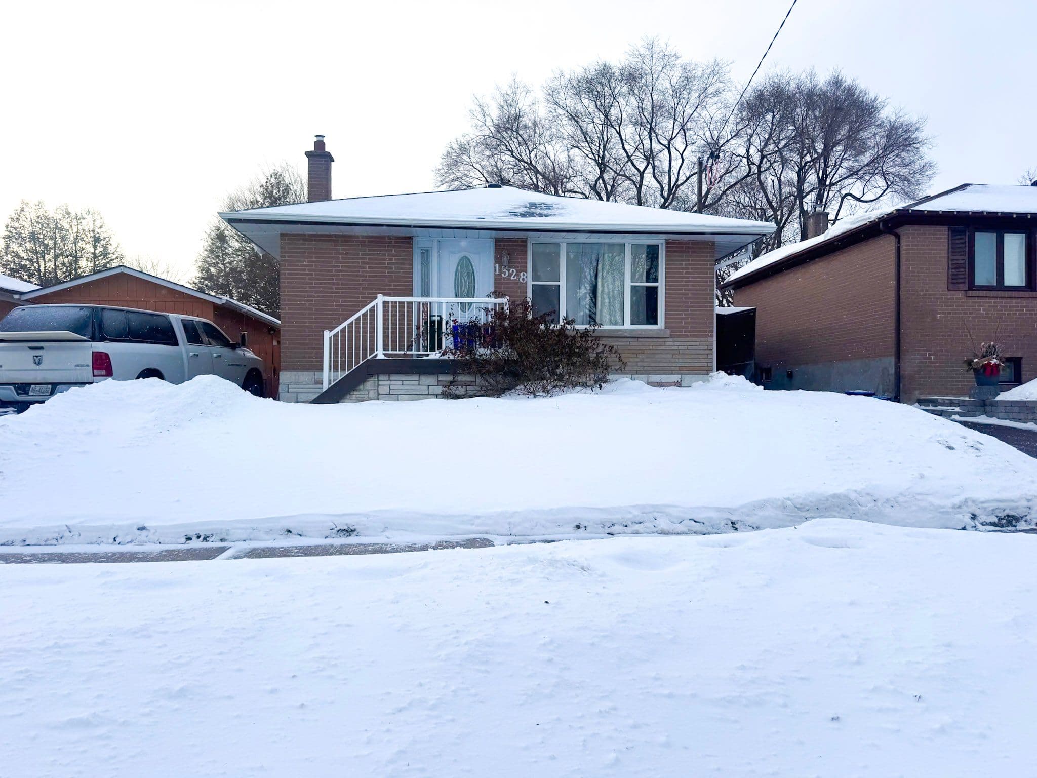 1328 Sharbot Street LOWER, Oshawa, ON L1J 1K2