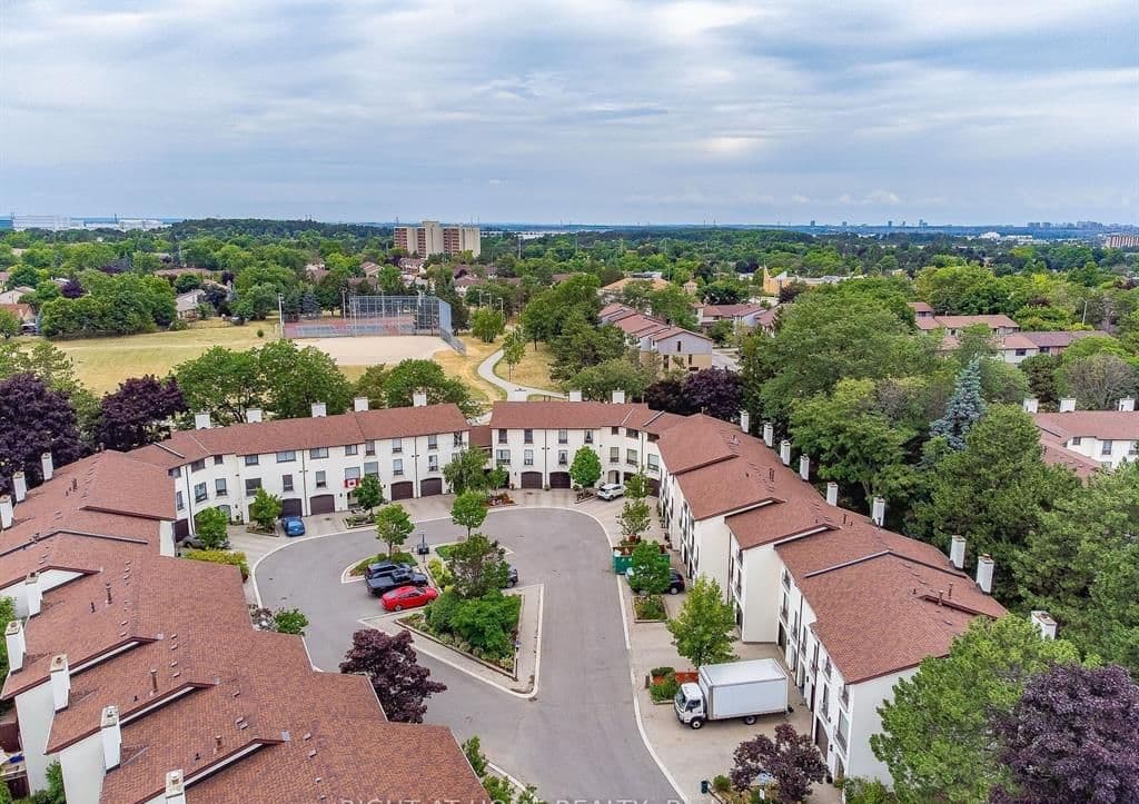 6679 Shelter Bay Road 32, Mississauga, ON L5N 2A2