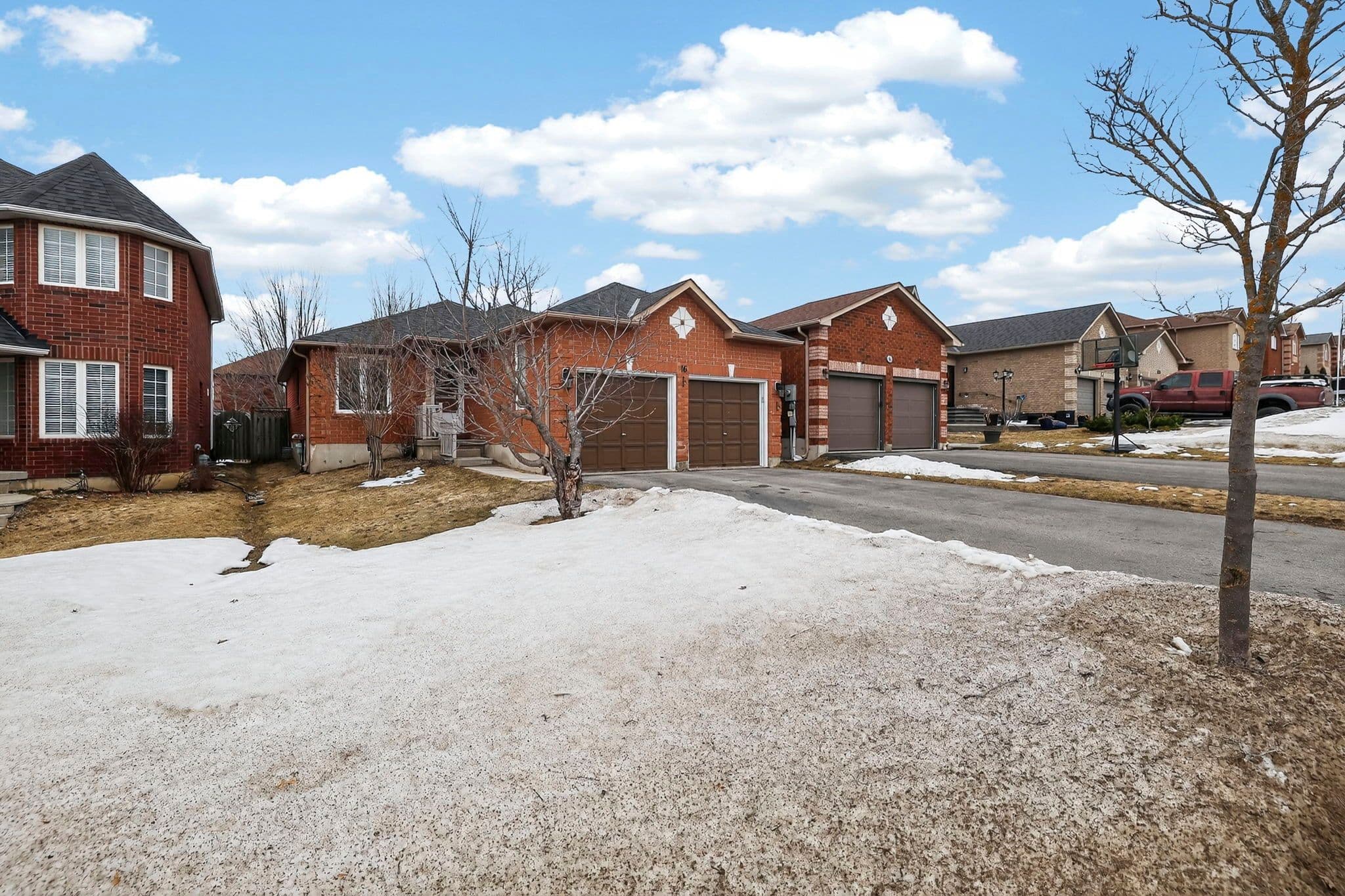 16 Glenhill Drive, Barrie, ON L4N 5X4