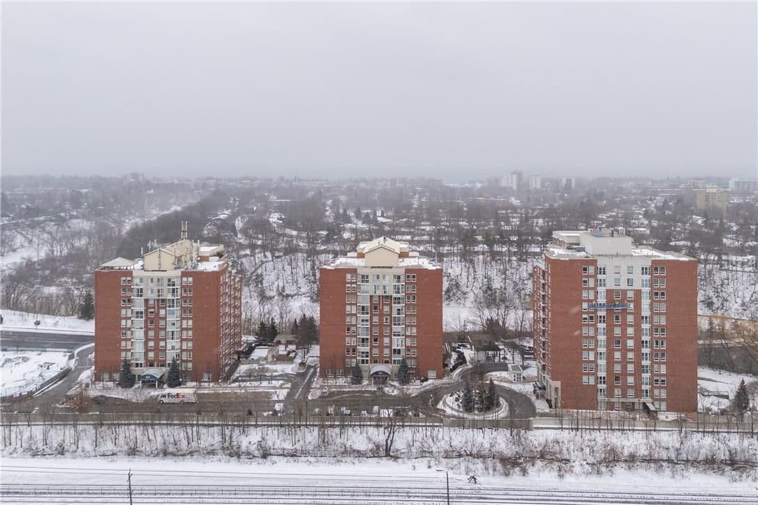 50 Old Mill Road PH8, Oakville, ON L6J 7W1