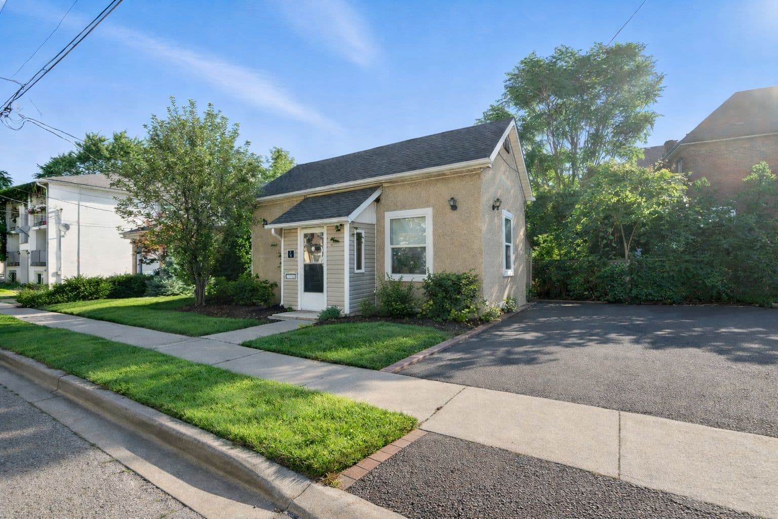 4 Woodland Avenue, St. Catharines, ON L2R 5A2