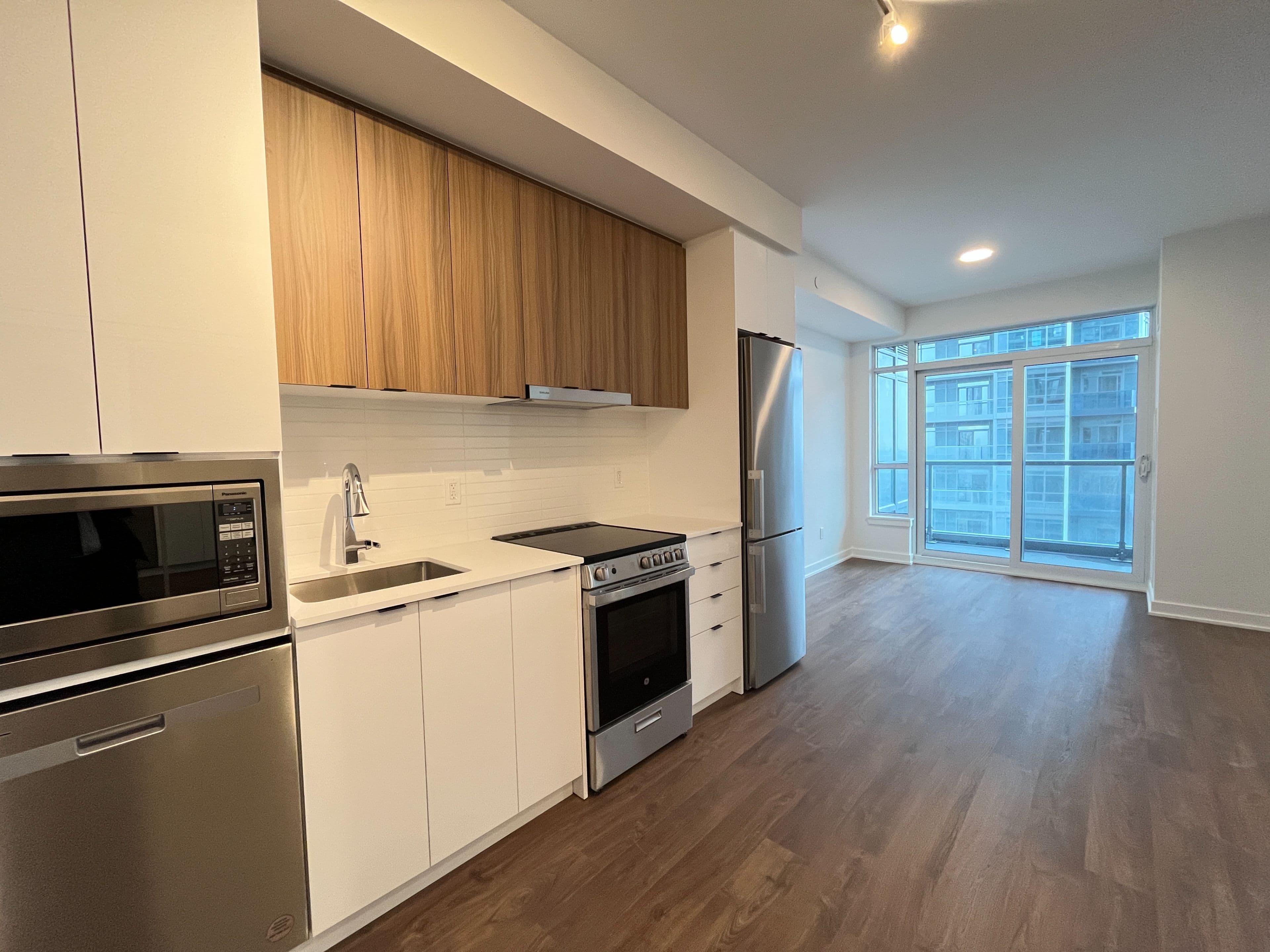 50 Upper Mall Way 2703, Vaughan, ON L4J 0L8