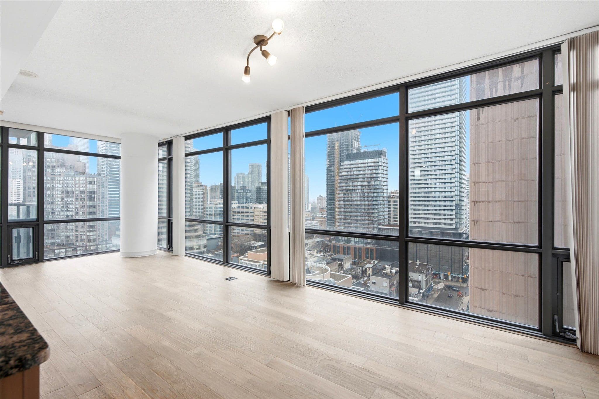 37 Grosvenor Street 1607, Toronto C01, ON M4Y 3G5