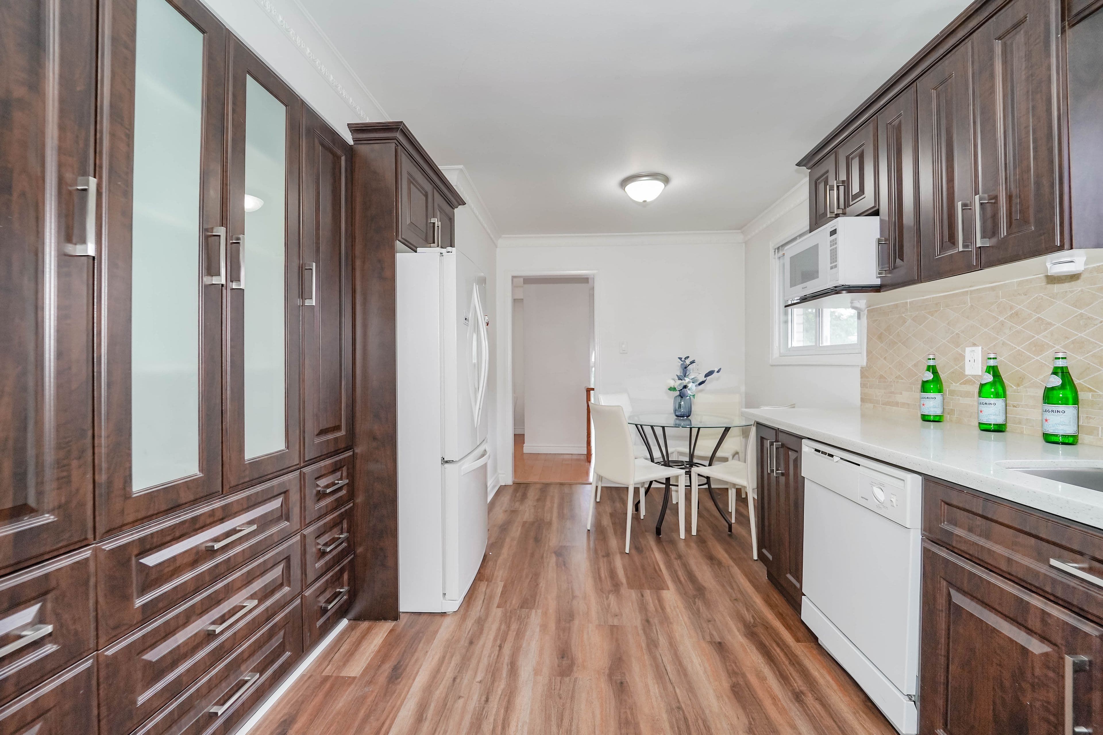 8 Topaz Gate, Toronto C15, ON M2M 2Z7