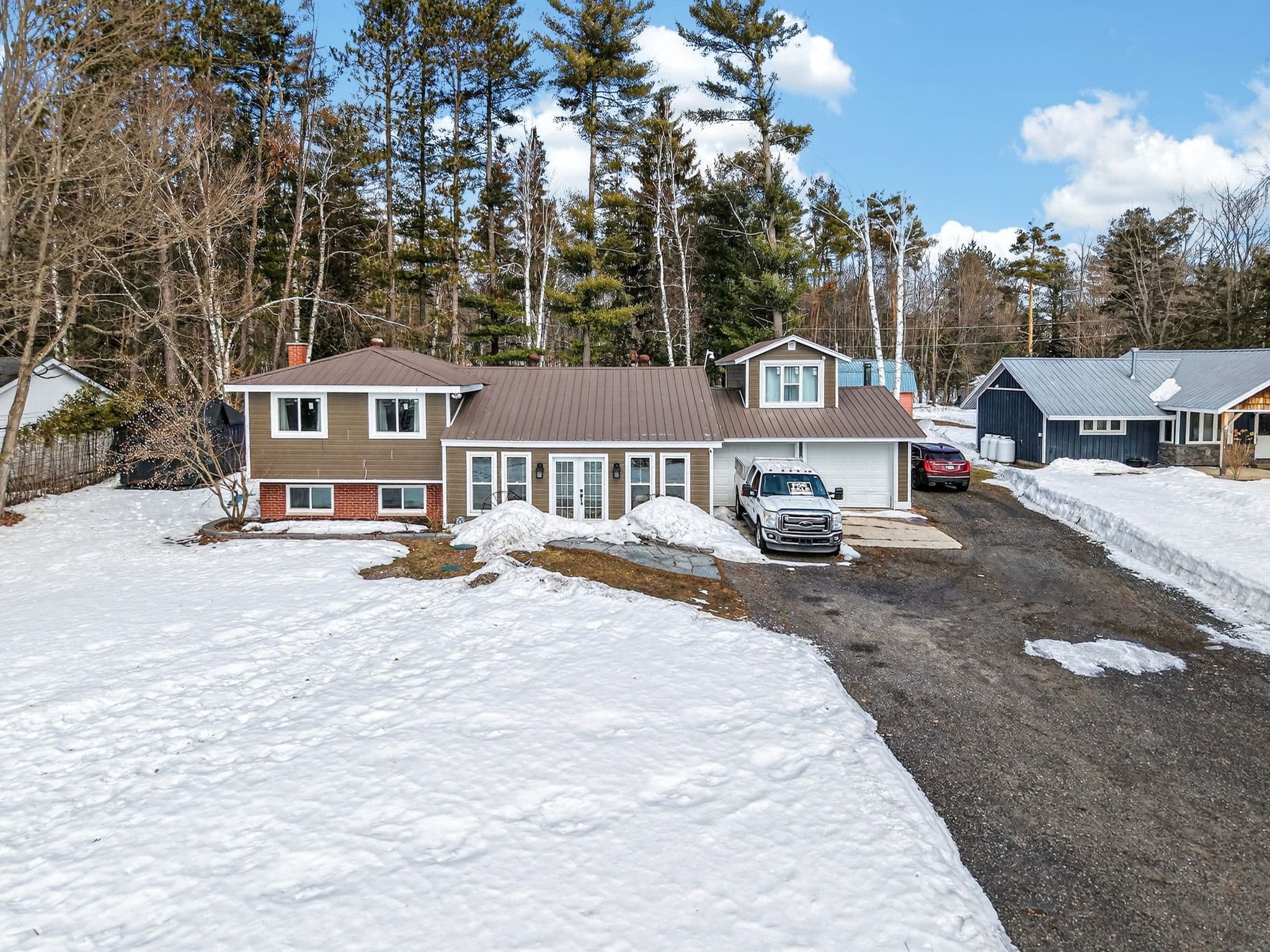 363 Santas Village Road, Bracebridge, ON P1L 1W8