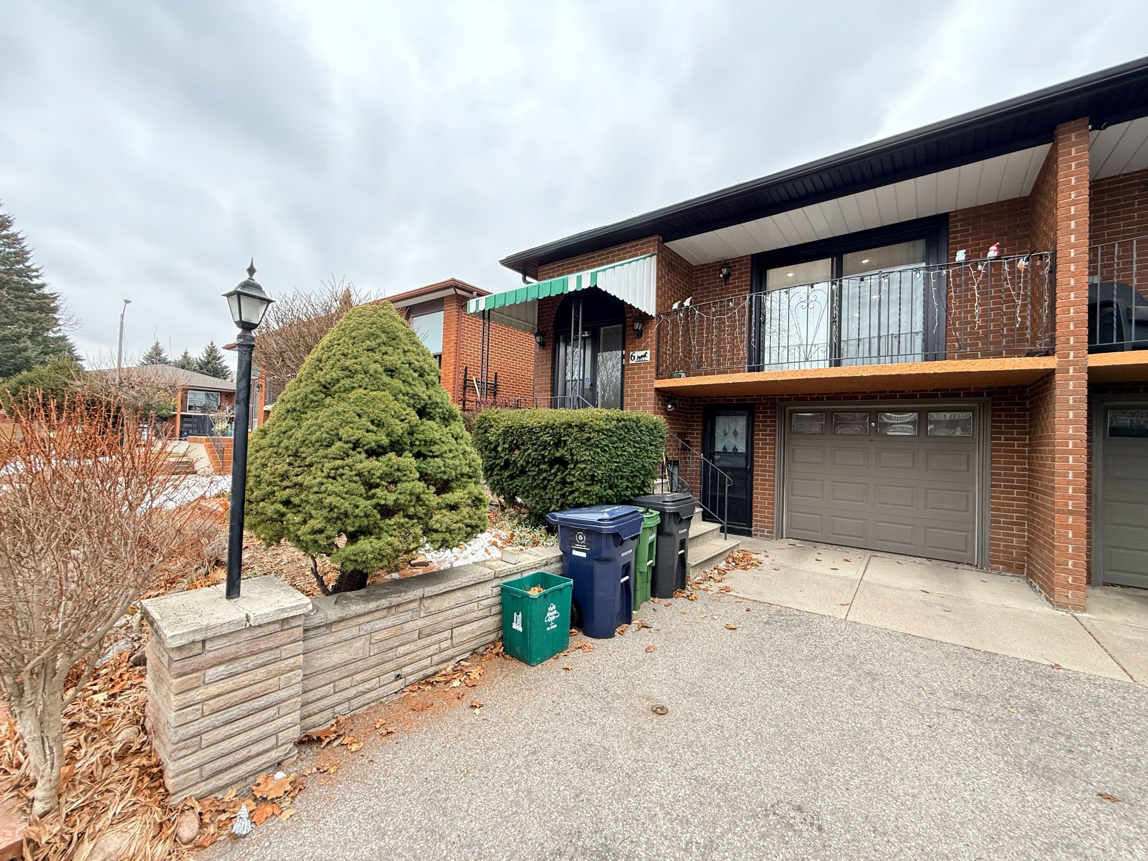 6 Romanway Crescent, Toronto W04, ON M9N 3S3