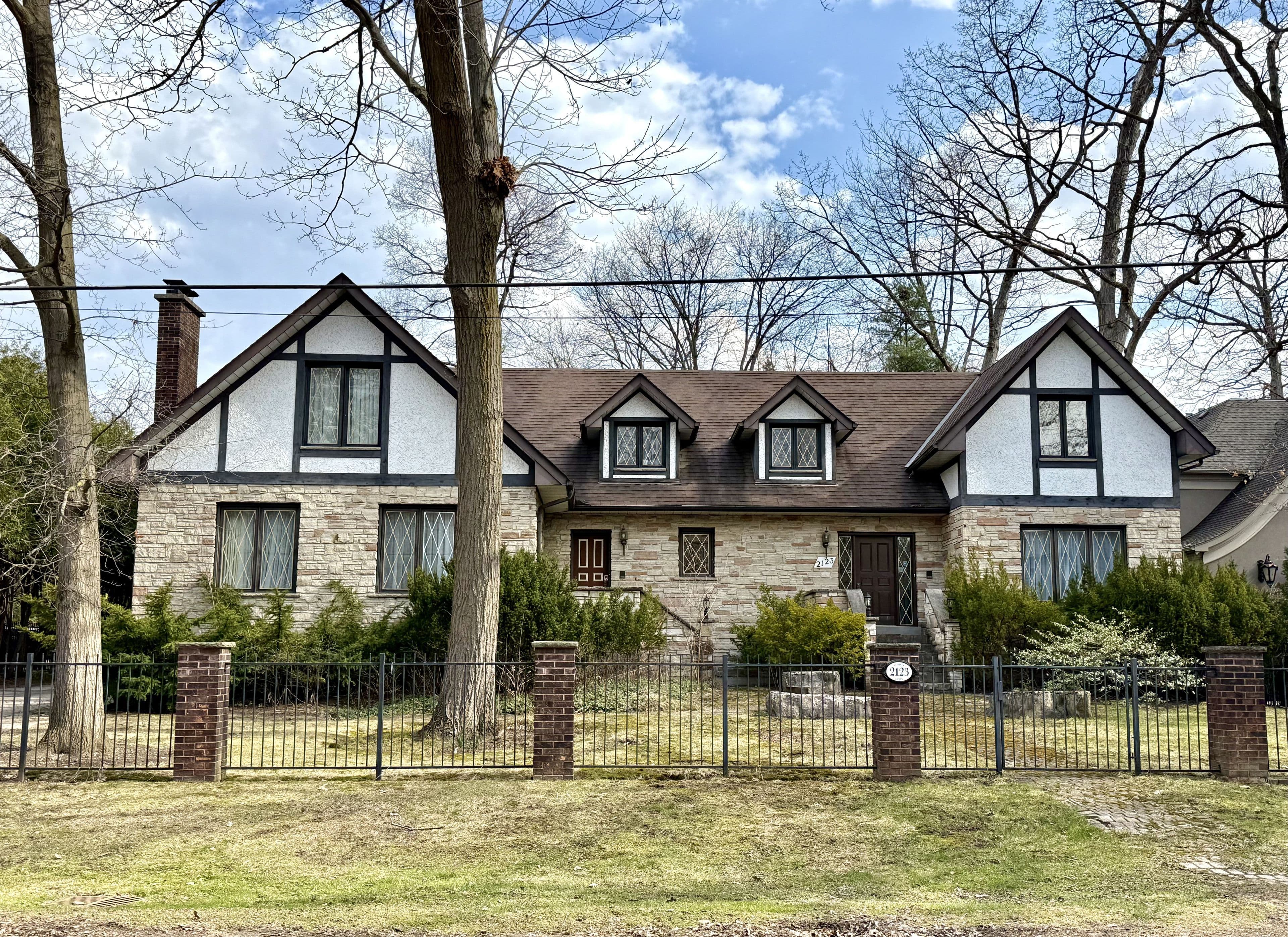 2123 Gordon Drive, Mississauga, ON L5B 1S6