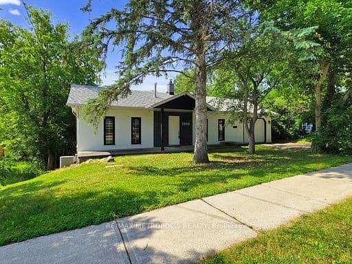 1000 Elgin Street, Newmarket, ON L3Y 3C1