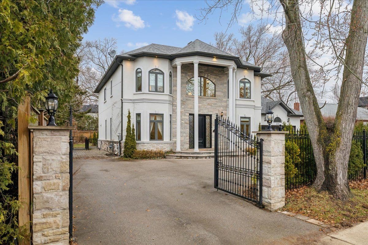1379 Rebecca Street, Oakville, ON L6L 1Z3