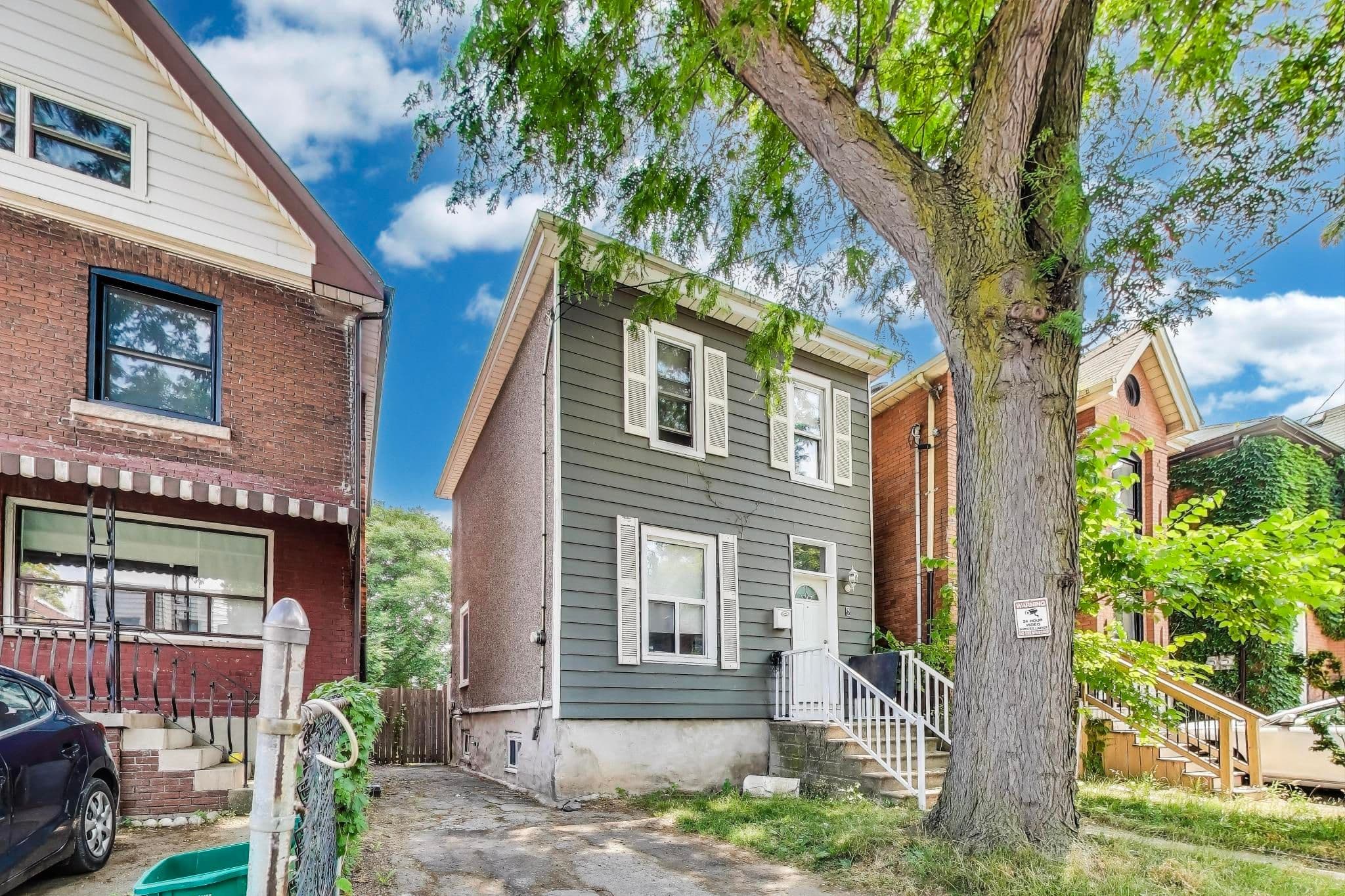 8 Madison Avenue, Hamilton, ON L8L 5Y3